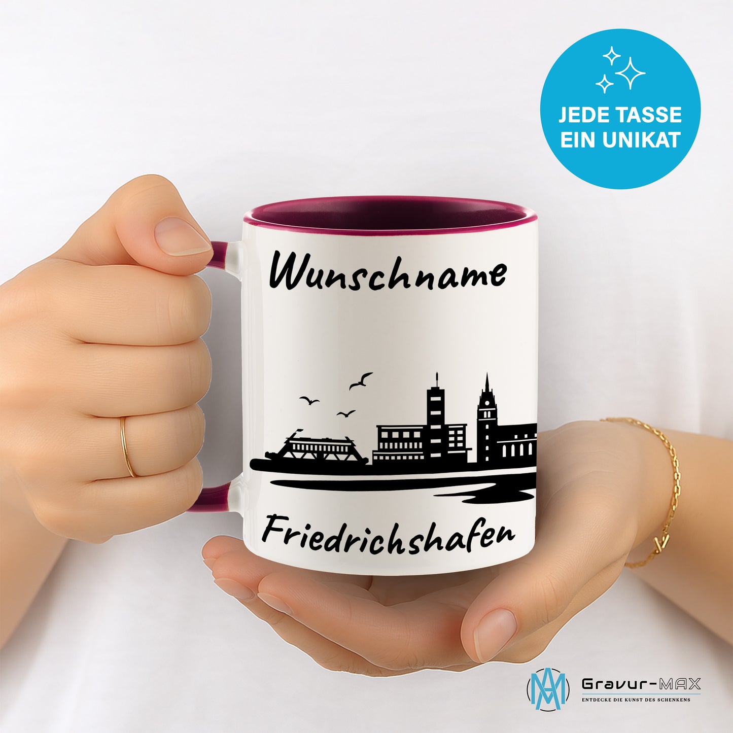 Tasse in Bordeauxrot 330ml bedruckt mit der Skyline von Friedrichshafen personalisierbar mit Wunschname