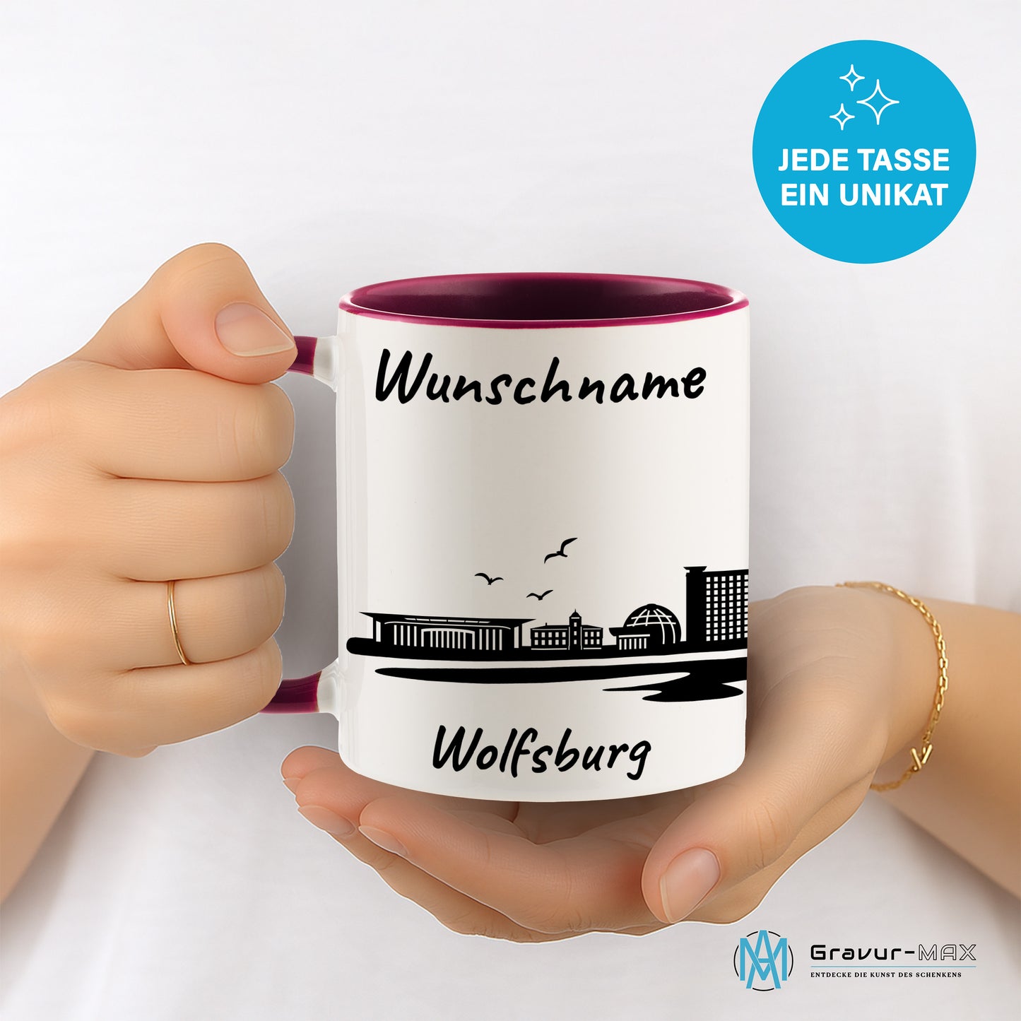 Tasse in Bordeauxrot 330ml bedruckt mit der Skyline von Wolfsburg personalisierbar mit Wunschname