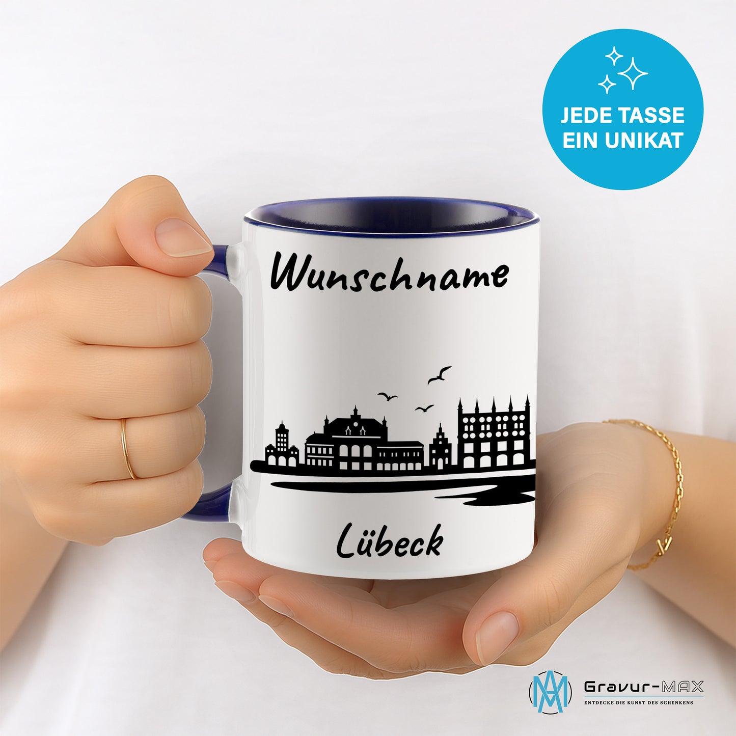 Tasse in Dunkelblau 330ml bedruckt mit der Skyline von Lübeck personalisierbar mit Wunschname