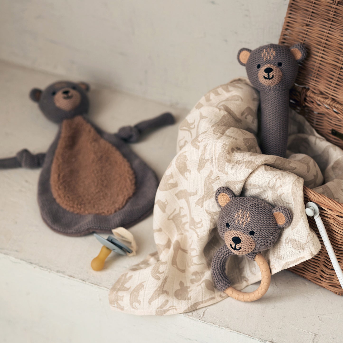 Jollein Schmusetuch Bär mit Schnullerschlaufe – Kuscheltuch für Babys