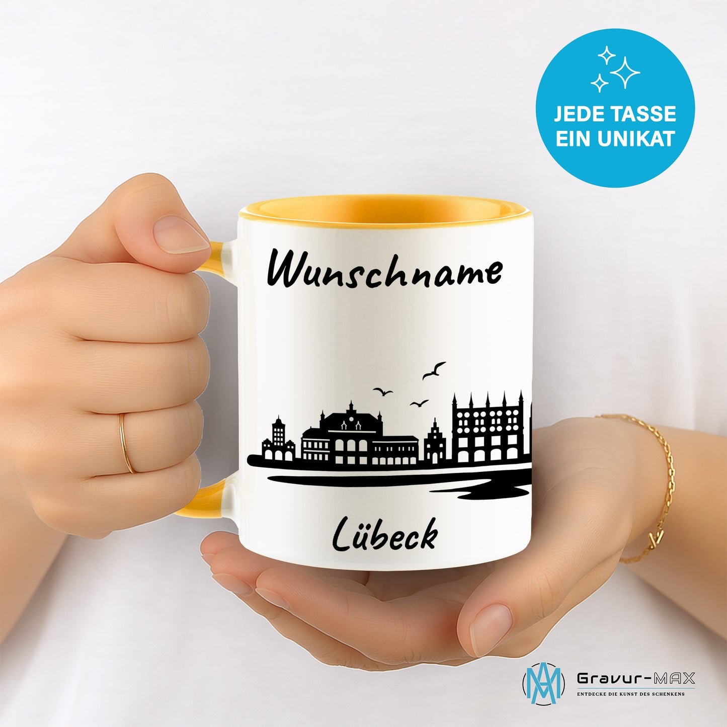 Tasse in Goldgelb 330ml bedruckt mit der Skyline von Lübeck personalisierbar mit Wunschname