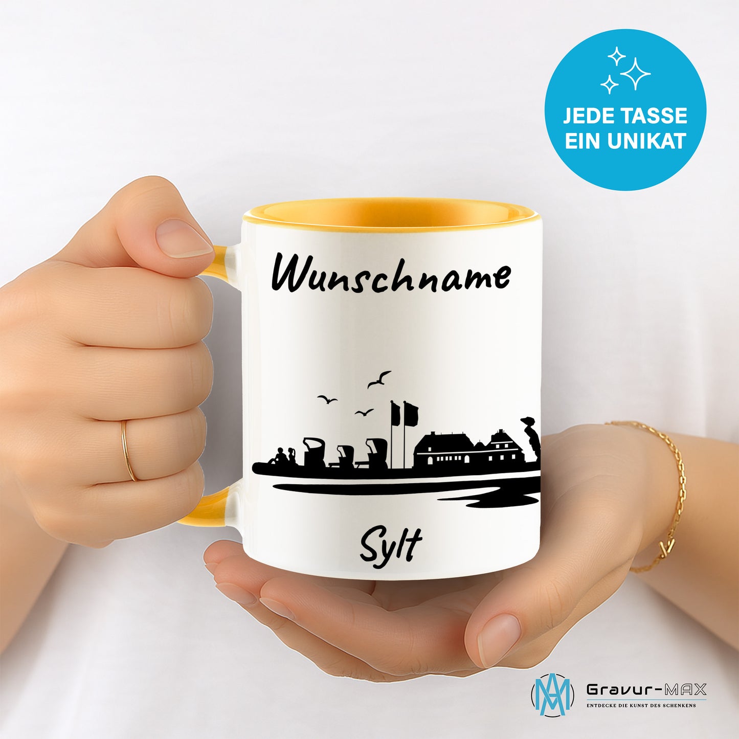 Tasse in Goldgelb 330ml bedruckt mit der Skyline von Sylt personalisierbar mit Wunschname