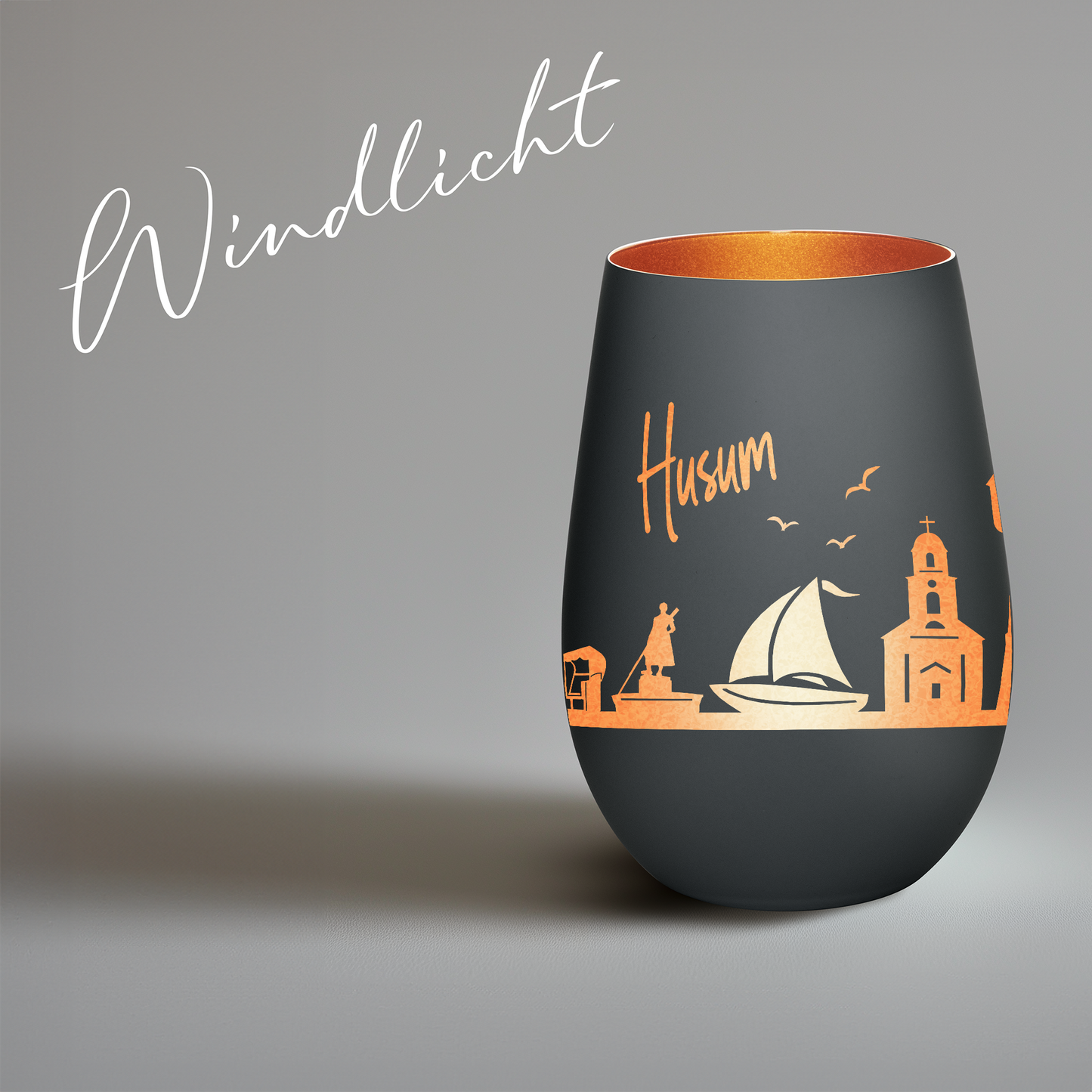 Hochwertiges Glas Windlicht mit Gravur "SKYLINE HUSUM" in der Farbe Schwarz/Bronze