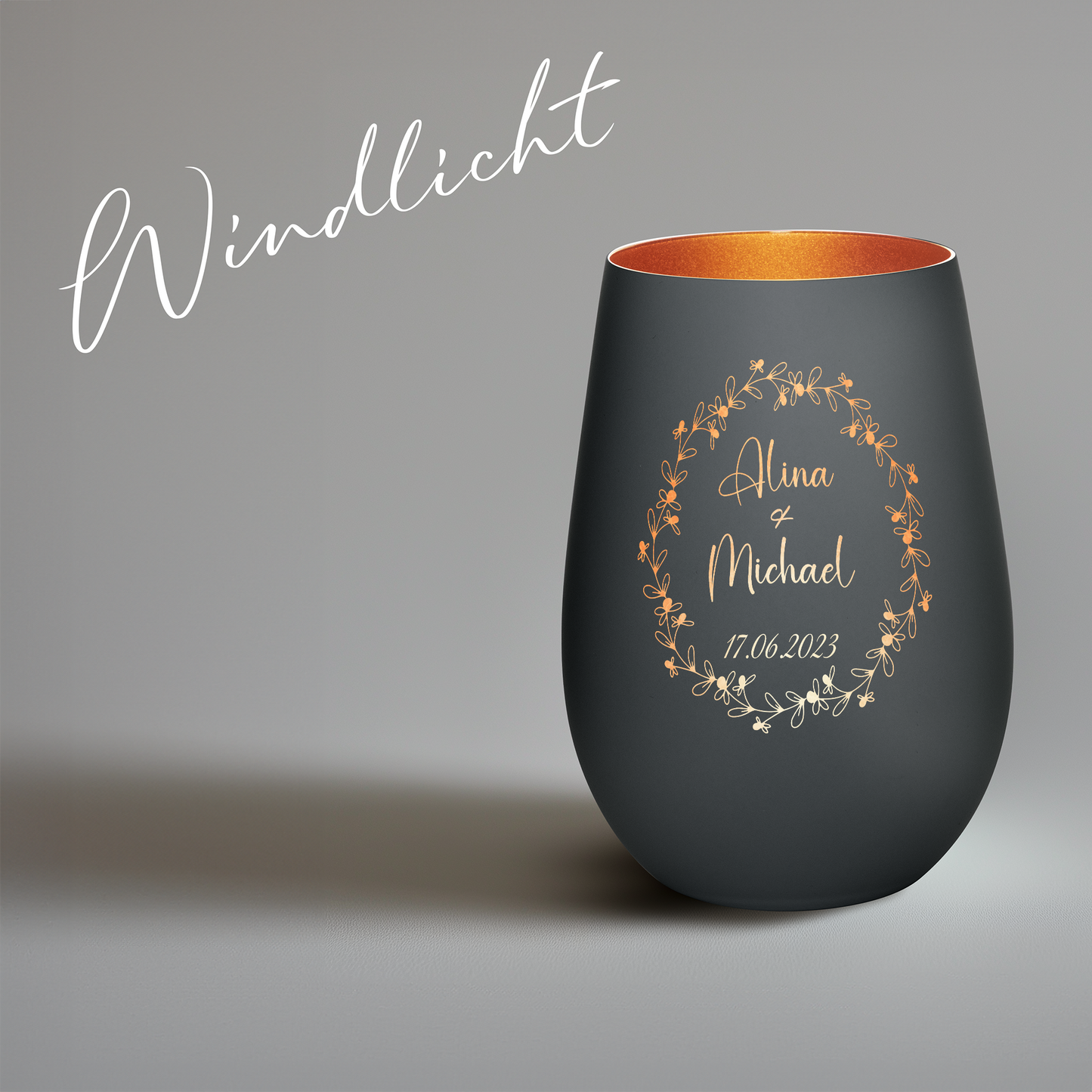 Hochwertiges Glas Windlicht mit Gravur "JAHRESTAG MIT BLUMENKRANZ" mit Wunschnamen und Datum in der Farbe Schwarz/Bronze