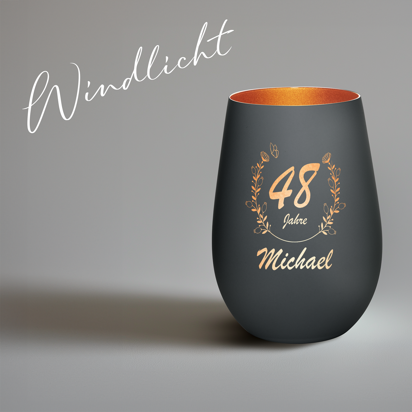 Hochwertiges Glas Windlicht mit Gravur "GEBURTSTAG MIT BLUMENKRANZ" mit Wunschnamen und Datum in der Farbe Schwarz/Bronze