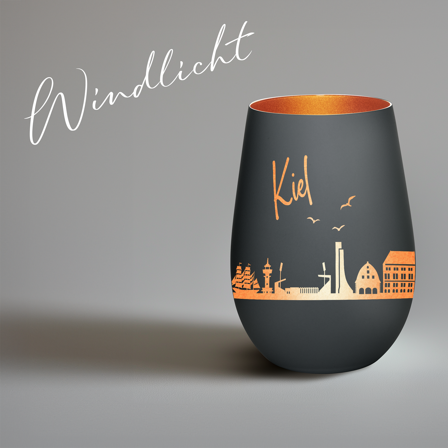 Hochwertiges Glas Windlicht mit Gravur "SKYLINE KIEL" in der Farbe Schwarz/Bronze