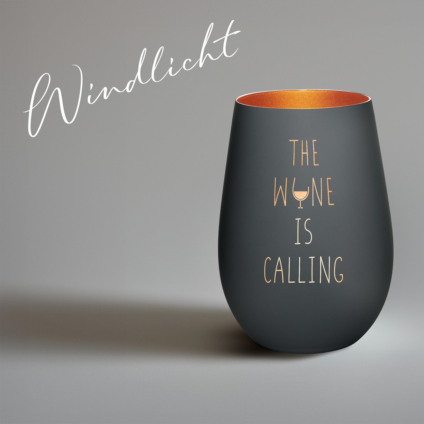 Hochwertiges Glas Windlicht mit Gravur "THE WINE IS CALLING" in der Farbe Schwarz/Bronze