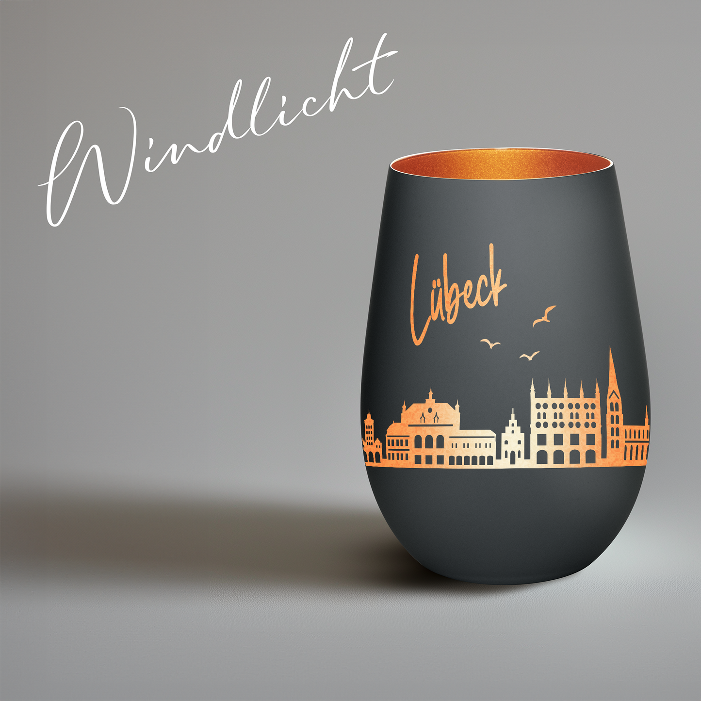 Hochwertiges Glas Windlicht mit Gravur "SKYLINE LÜBECK" in der Farbe Schwarz/Bronze