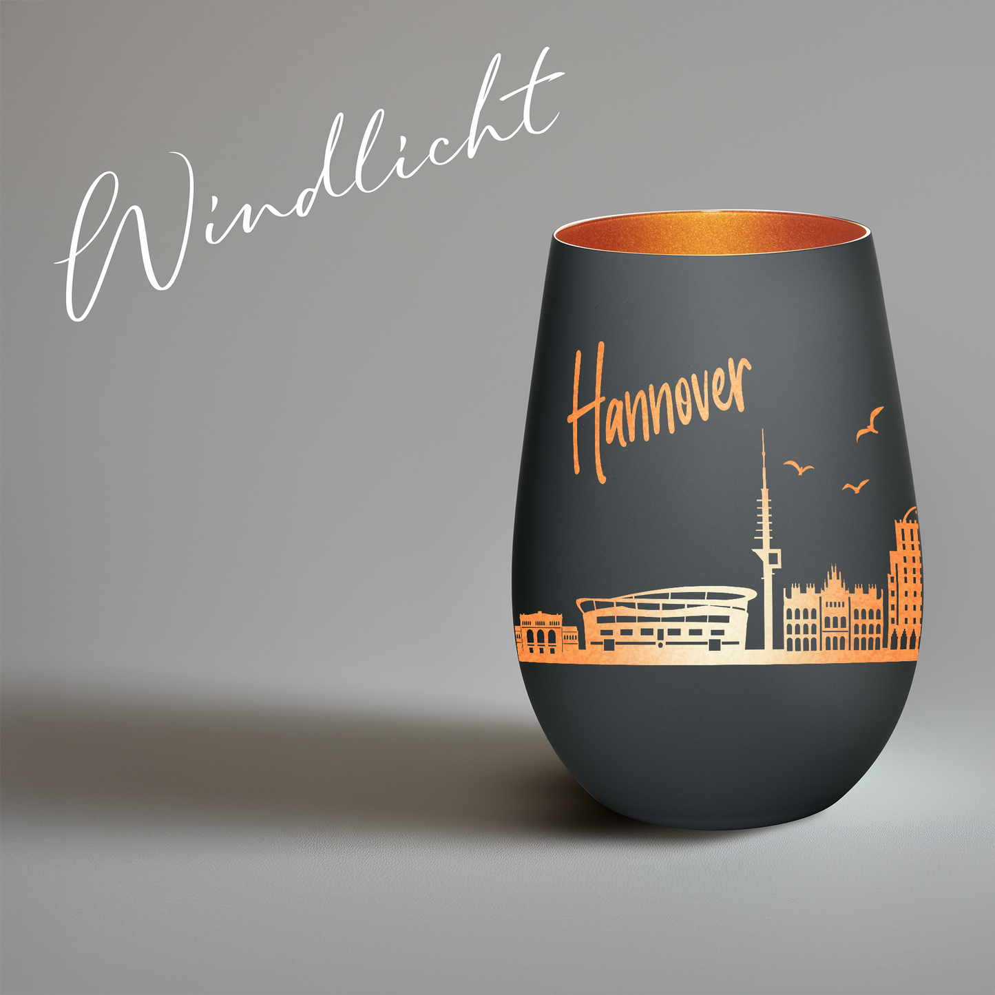 Hochwertiges Glas Windlicht mit Gravur "SKYLINE HANNOVER" in der Farbe Schwarz/Bronze