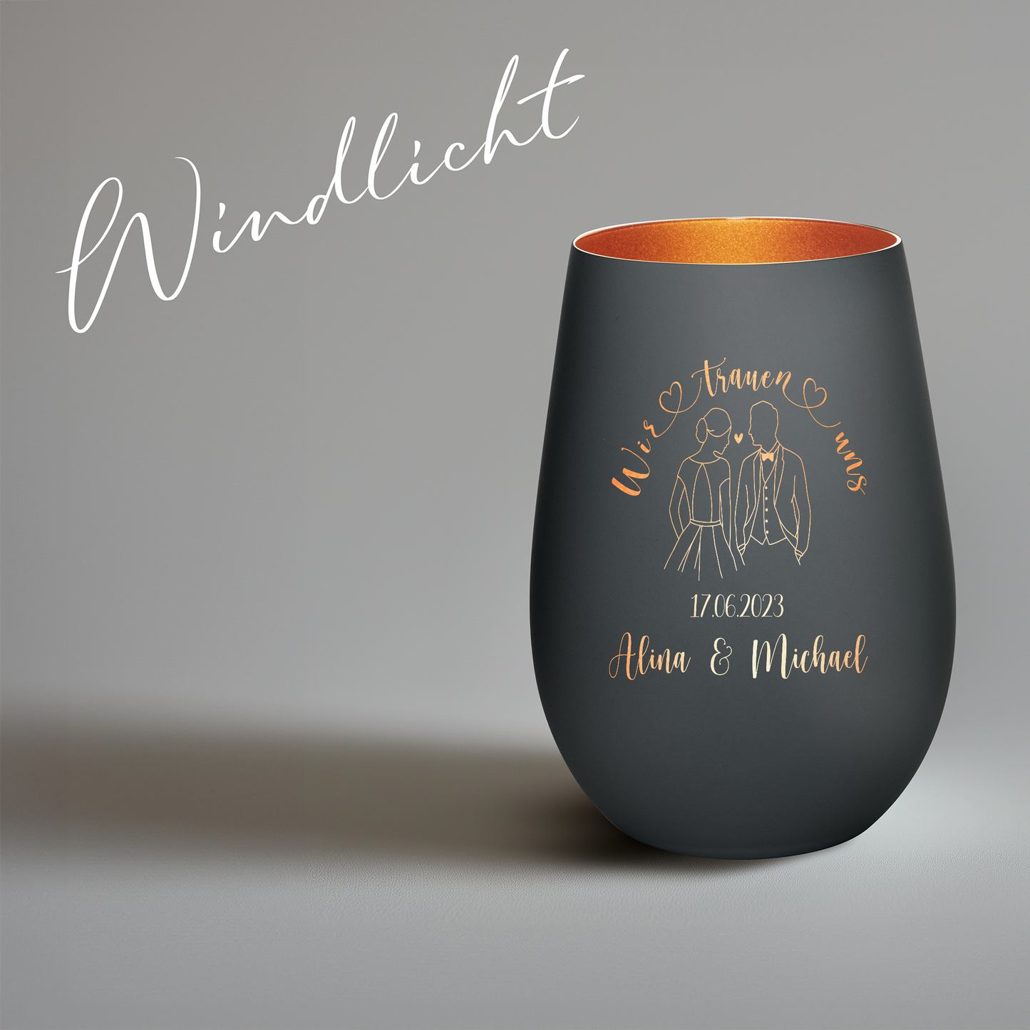 Hochwertiges Glas Windlicht mit Gravur "WIR TRAUEN UNS" Motiv Brautpaar mit Wunschnamen und Datum in der Farbe Schwarz/Bronze