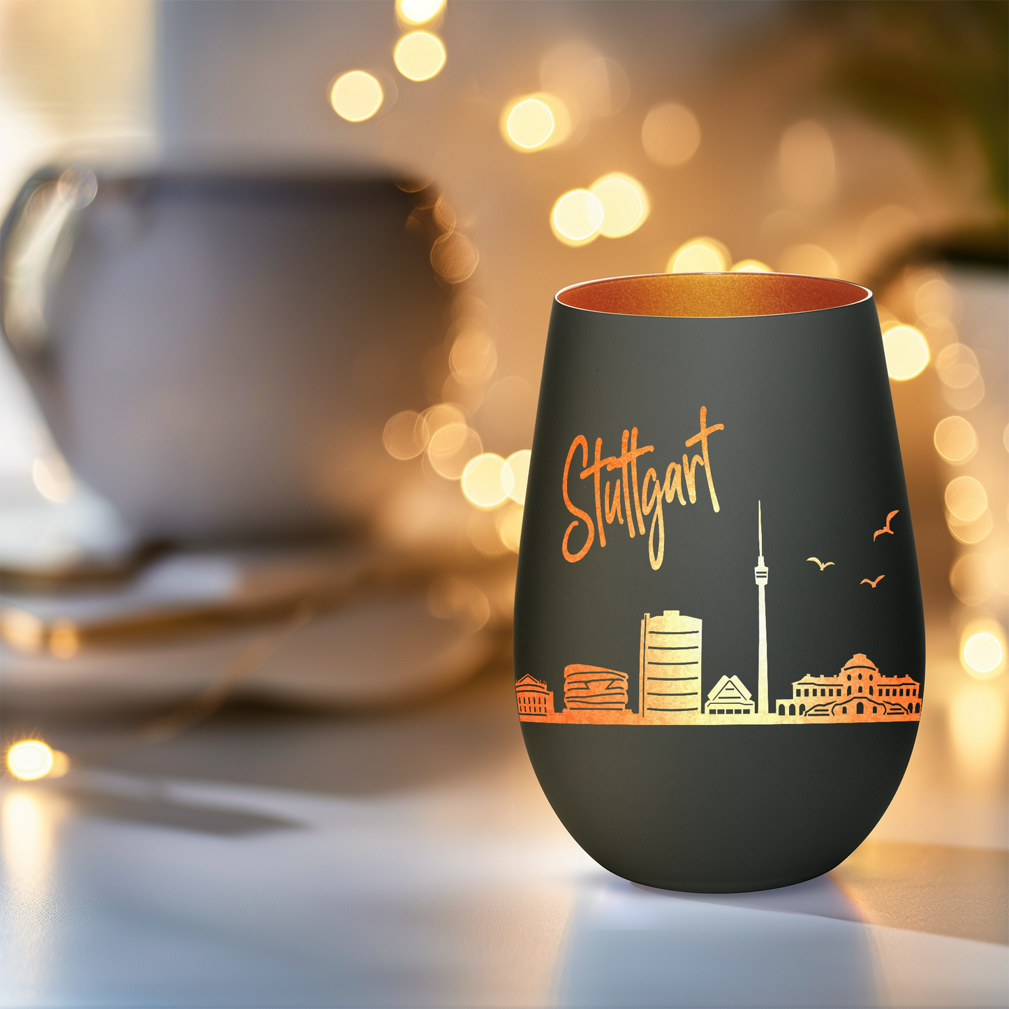Hochwertiges Glas Windlicht mit Gravur "SKYLINE STUTTGART" in der Farbe Schwarz/Bronze