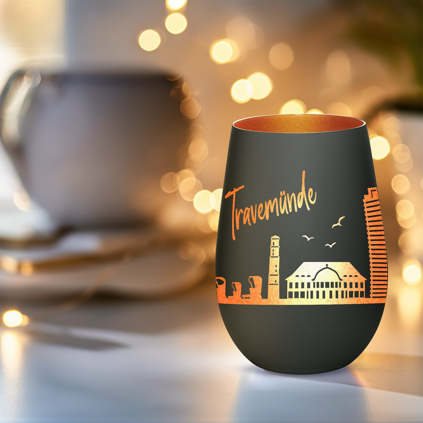 Hochwertiges Glas Windlicht mit Gravur "SKYLINE TRAVEMÜNDE" in der Farbe Schwarz/Bronze