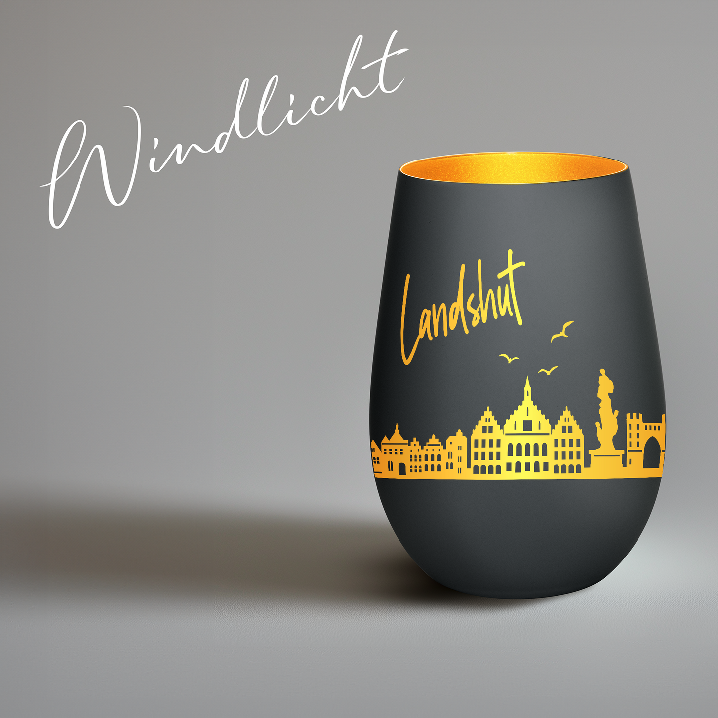 Hochwertiges Glas Windlicht mit Gravur "SKYLINE LANDSHUT" in der Farbe Schwarz/Gold