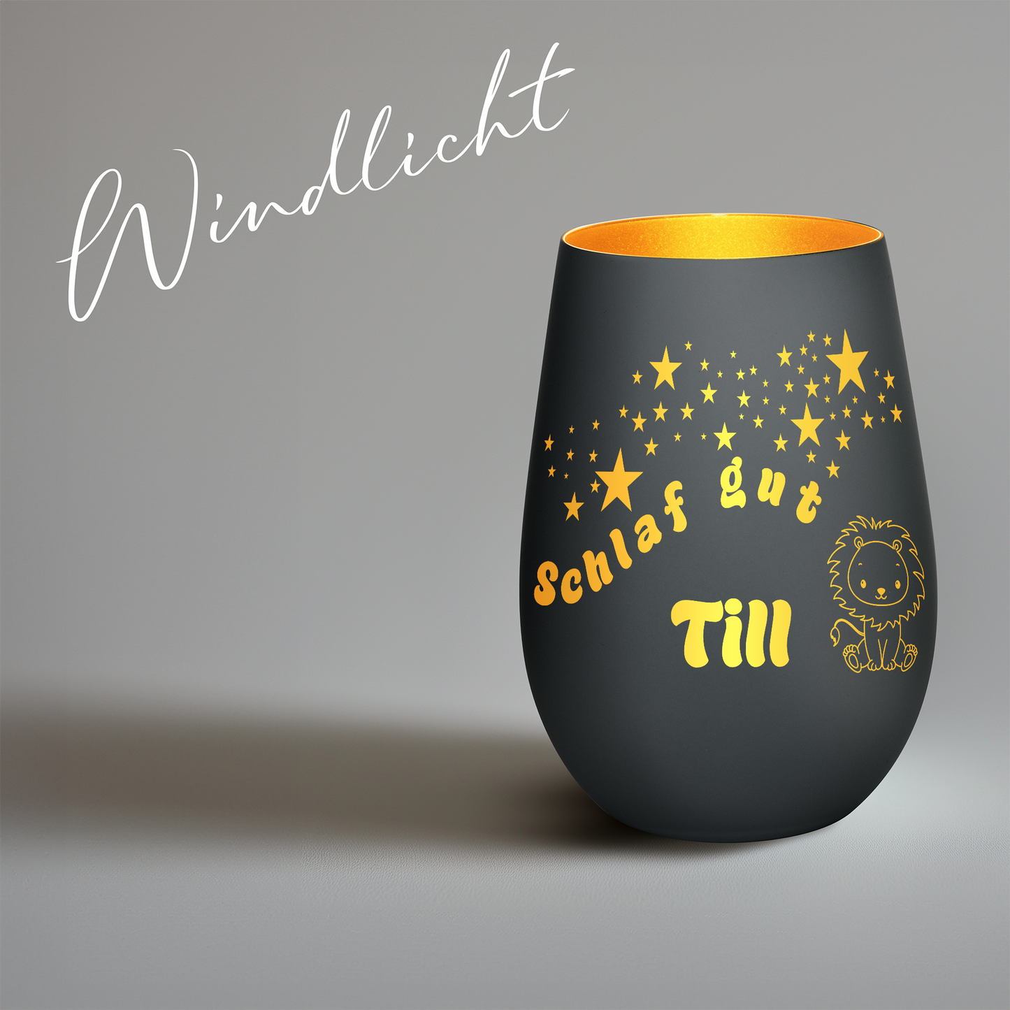 Hochwertiges Glas Windlicht für Kinder mit Gravur "SCHLAF GUT" Motiv Löwe mit Wunschname in der Farbe Schwarz/Gold