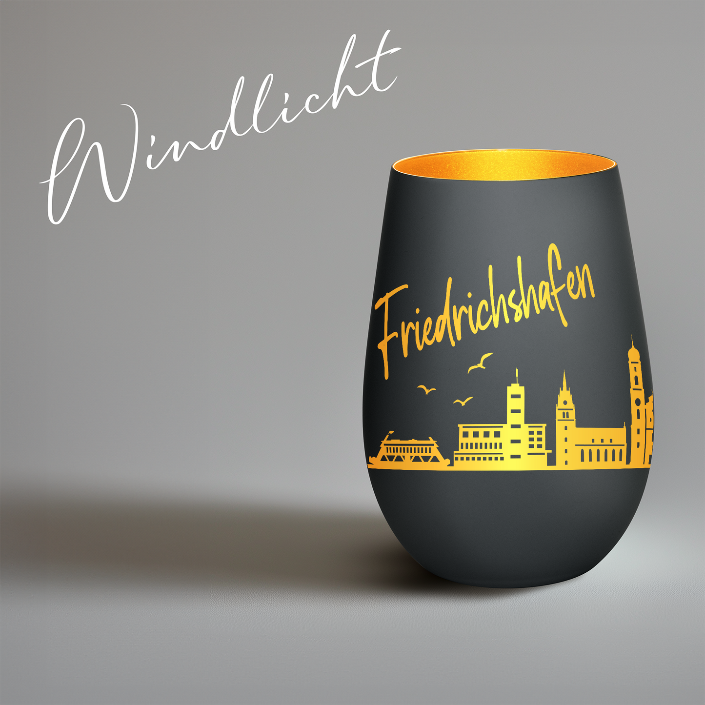 Hochwertiges Glas Windlicht mit Gravur "SKYLINE FRIEDRICHSHAFEN" in der Farbe Schwarz/Gold