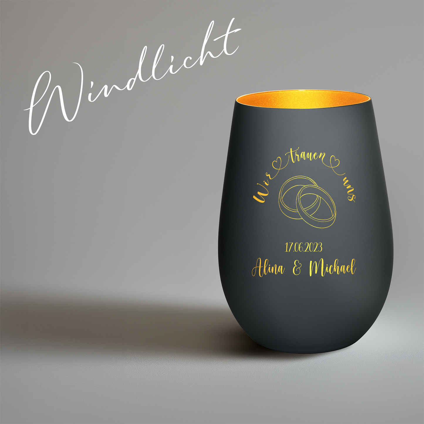 Hochwertiges Glas Windlicht mit Gravur "WIR TRAUEN UNS" Motiv Hochzeitsringe mit Wunschnamen und Datum in der Farbe Schwarz/Gold