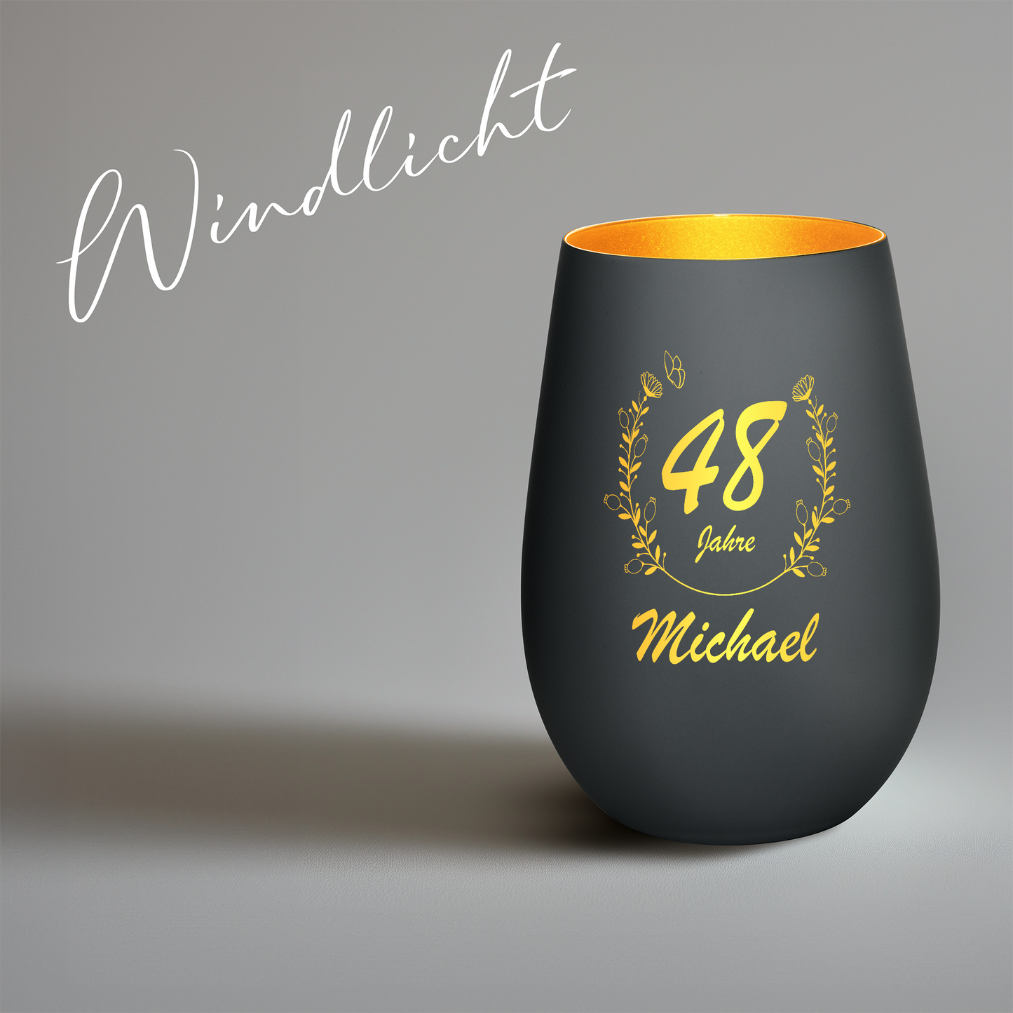Hochwertiges Glas Windlicht mit Gravur "GEBURTSTAG MIT BLUMENKRANZ" mit Wunschnamen und Datum in der Farbe Schwarz/Gold