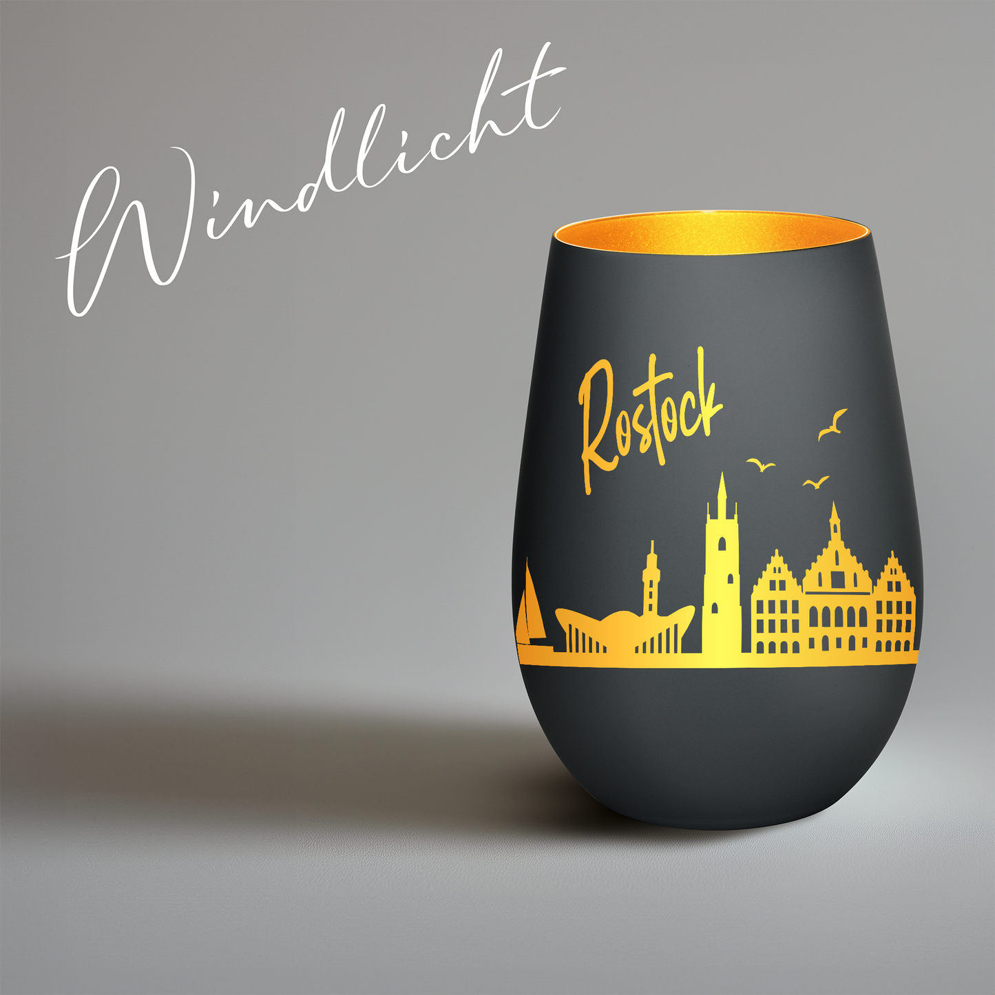 Hochwertiges Glas Windlicht mit Gravur "SKYLINE ROSTOCK" in der Farbe Schwarz/Gold