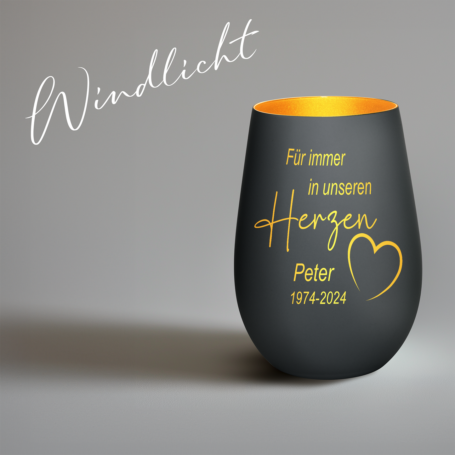 Hochwertiges Glas Windlicht mit Gravur als Trauerlicht "FÜR IMMER IN UNSEREN HERZEN" mit Wunschname in der Farbe Schwarz/Gold