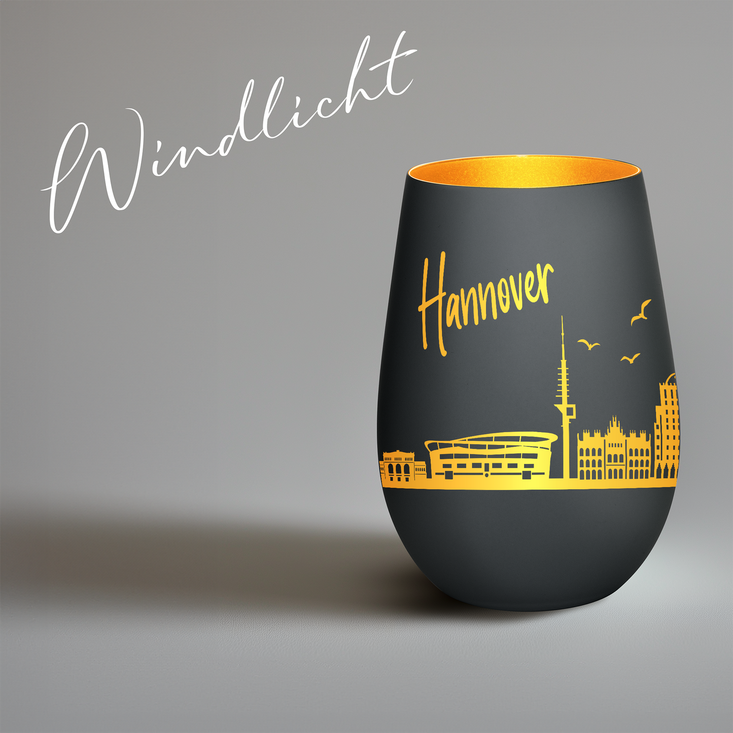 Hochwertiges Glas Windlicht mit Gravur "SKYLINE HANNOVER" in der Farbe Schwarz/Gold