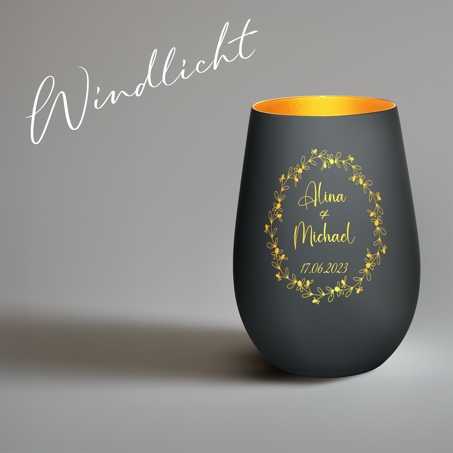 Hochwertiges Glas Windlicht mit Gravur "JAHRESTAG MIT BLUMENKRANZ" mit Wunschnamen und Datum in der Farbe Schwarz/Gold