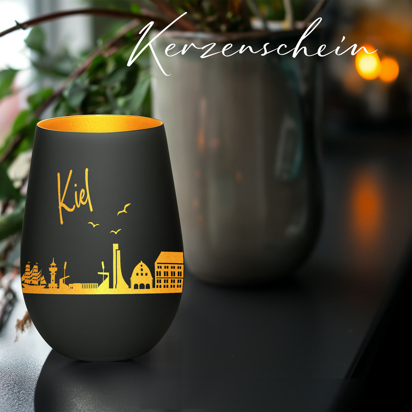 Hochwertiges Glas Windlicht mit Gravur "SKYLINE KIEL" in der Farbe Schwarz/Gold