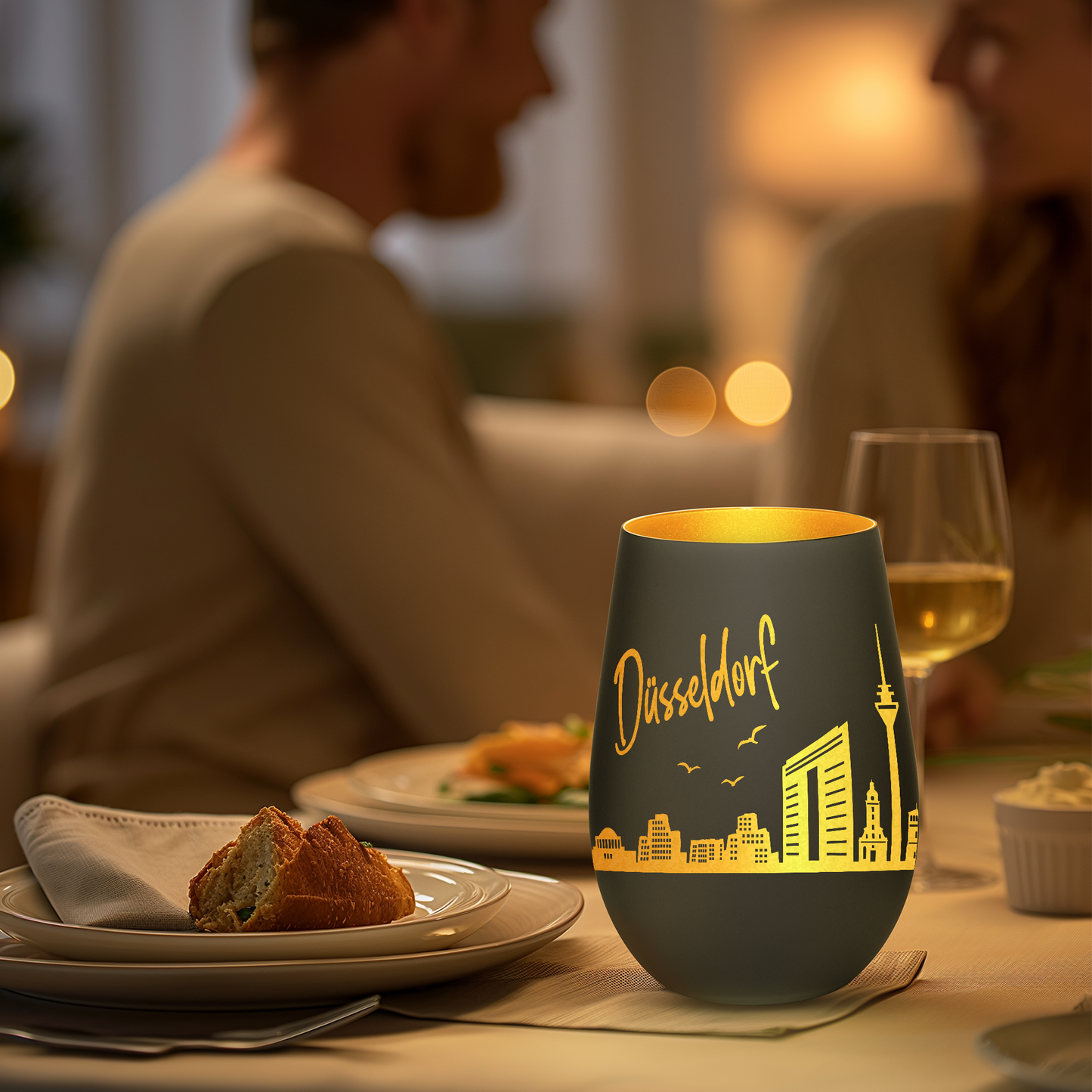 Hochwertiges Glas Windlicht mit Gravur "SKYLINE DÜSSELDORF" in der Farbe Schwarz/Gold