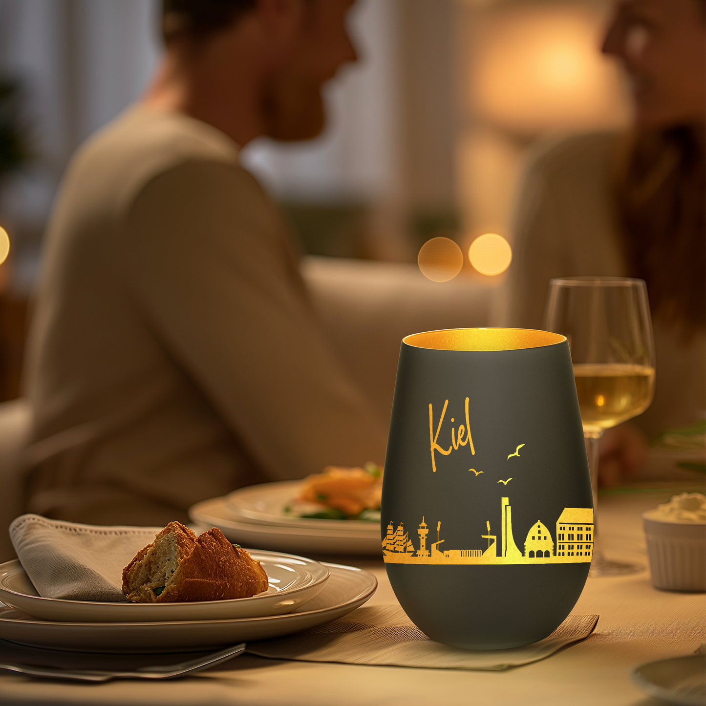 Hochwertiges Glas Windlicht mit Gravur "SKYLINE KIEL" in der Farbe Schwarz/Gold