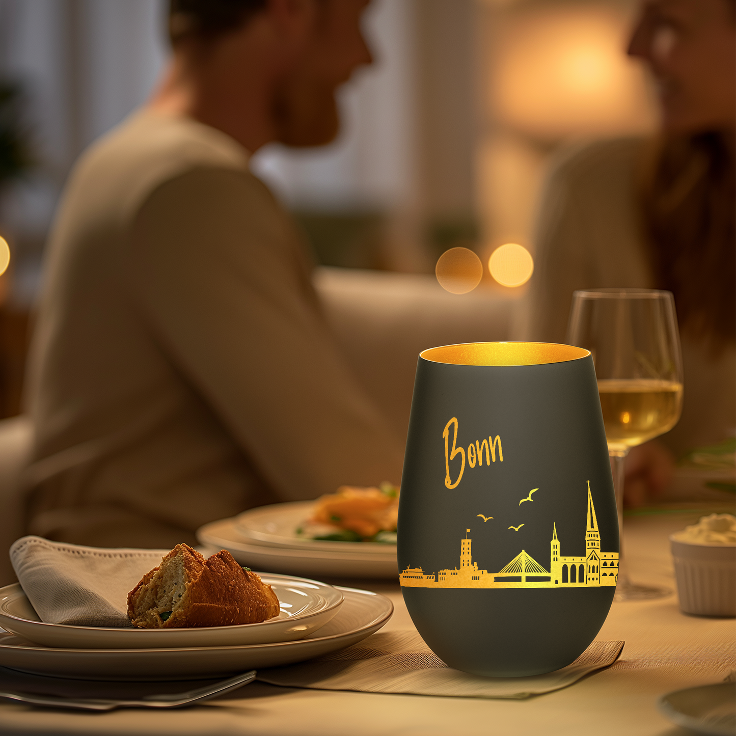 Hochwertiges Glas Windlicht mit Gravur "SKYLINE BONN" in der Farbe Schwarz/Gold