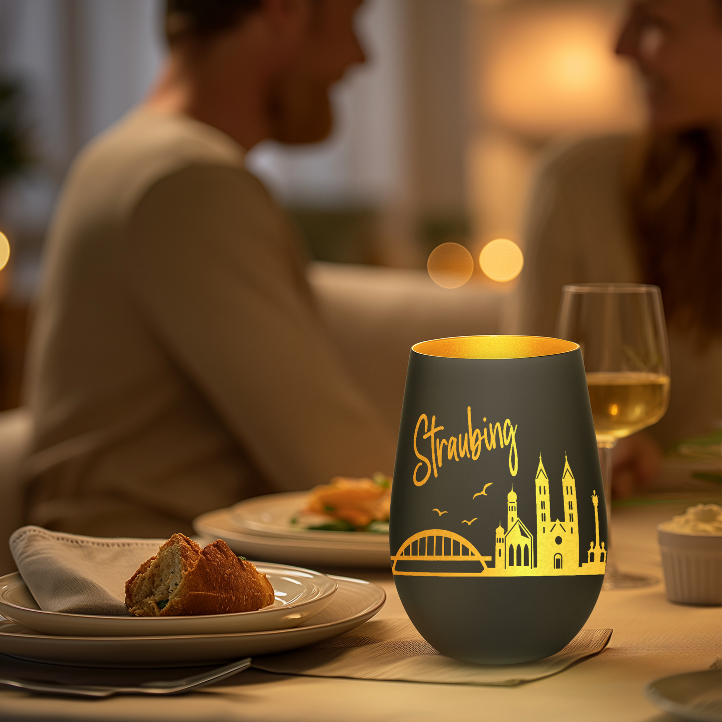 Hochwertiges Glas Windlicht mit Gravur "SKYLINE STRAUBING" in der Farbe Schwarz/Gold