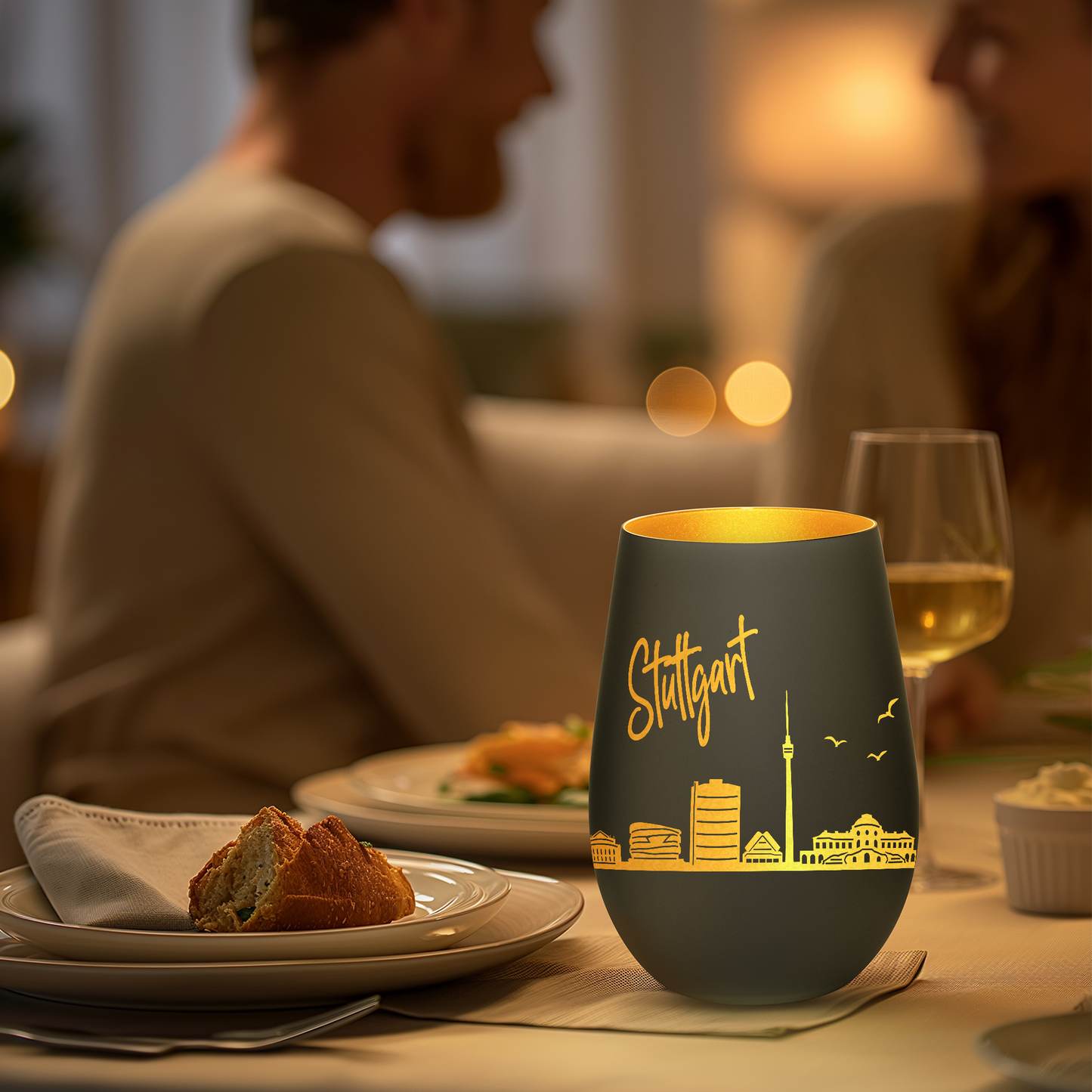 Hochwertiges Glas Windlicht mit Gravur "SKYLINE STUTTGART" in der Farbe Schwarz/Gold