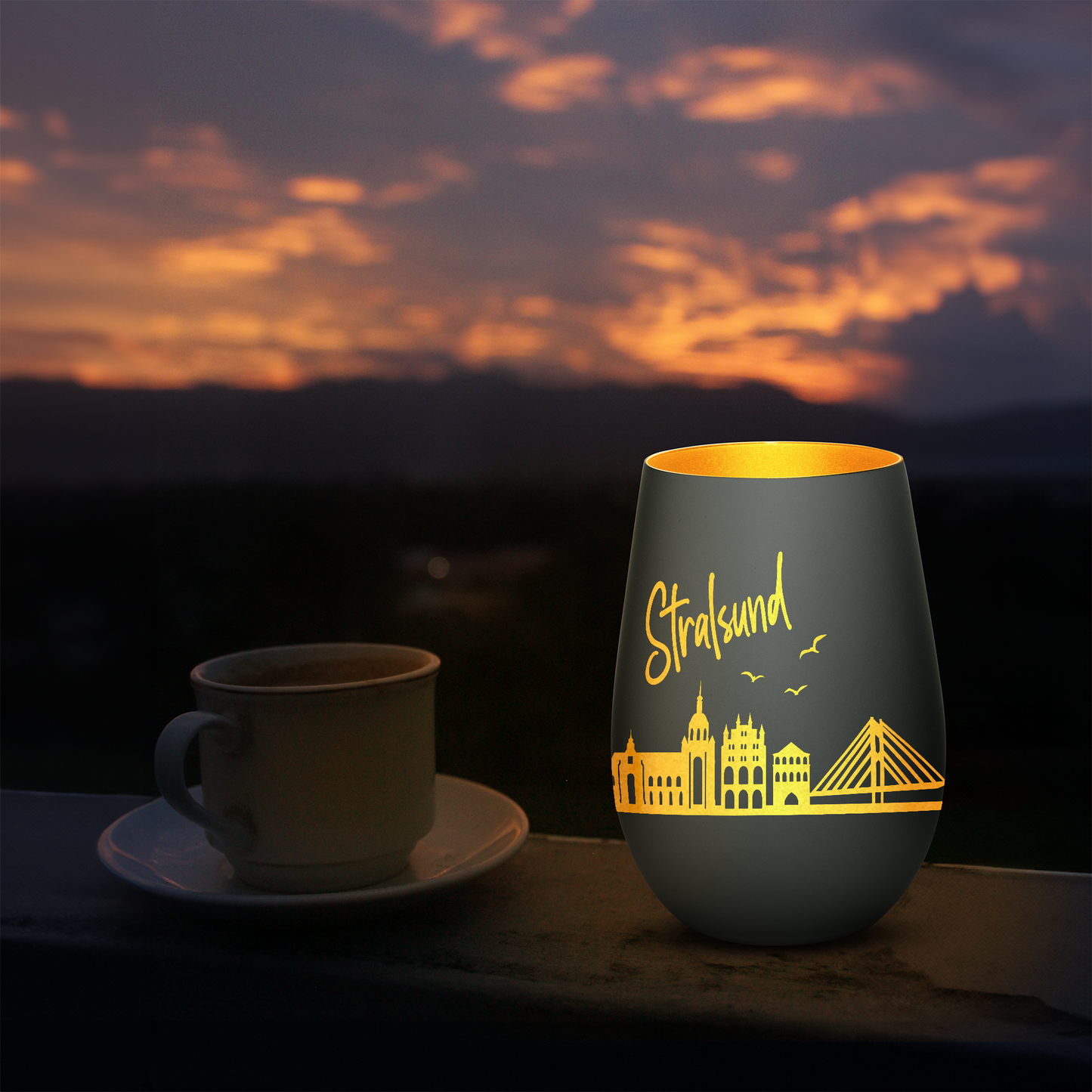 Hochwertiges Glas Windlicht mit Gravur "SKYLINE STRALSUND" in der Farbe Schwarz/Gold
