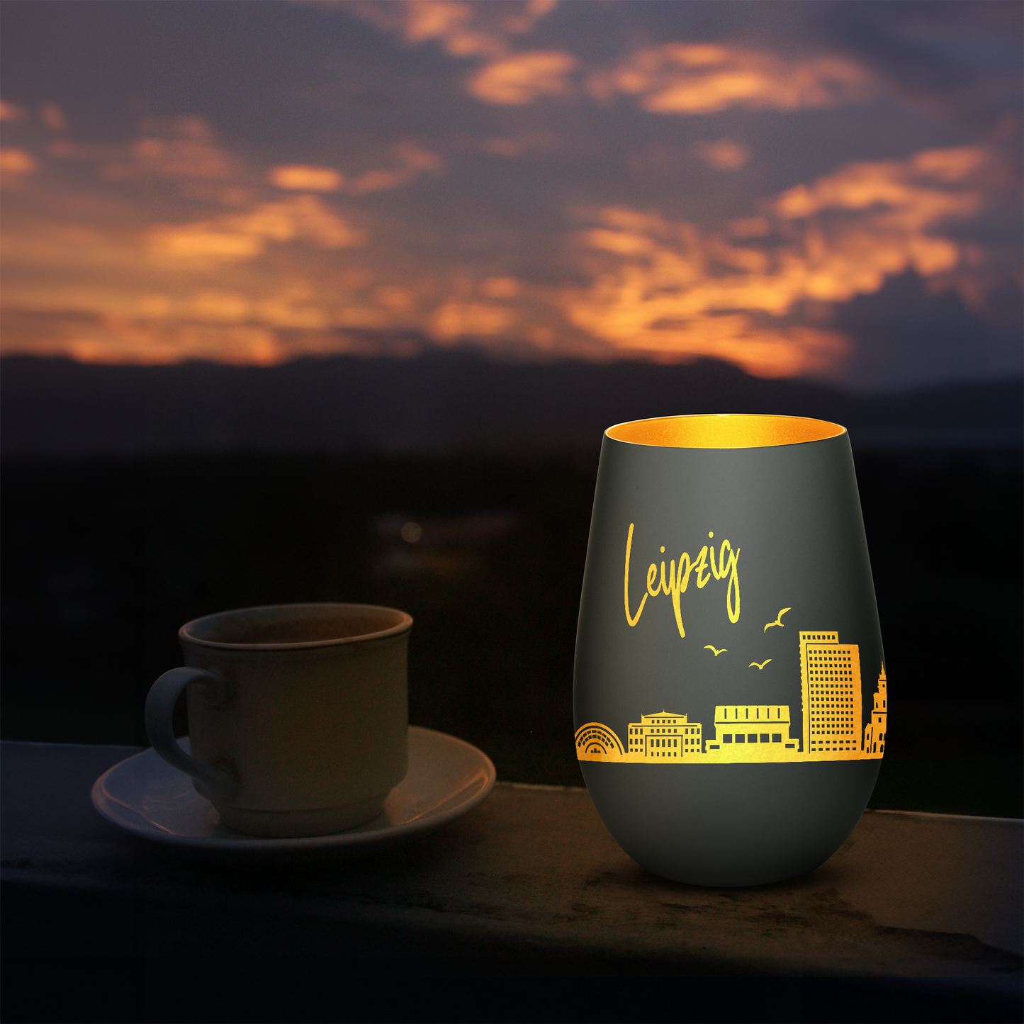 Hochwertiges Glas Windlicht mit Gravur "SKYLINE LEIPZIG" in der Farbe Schwarz/Gold