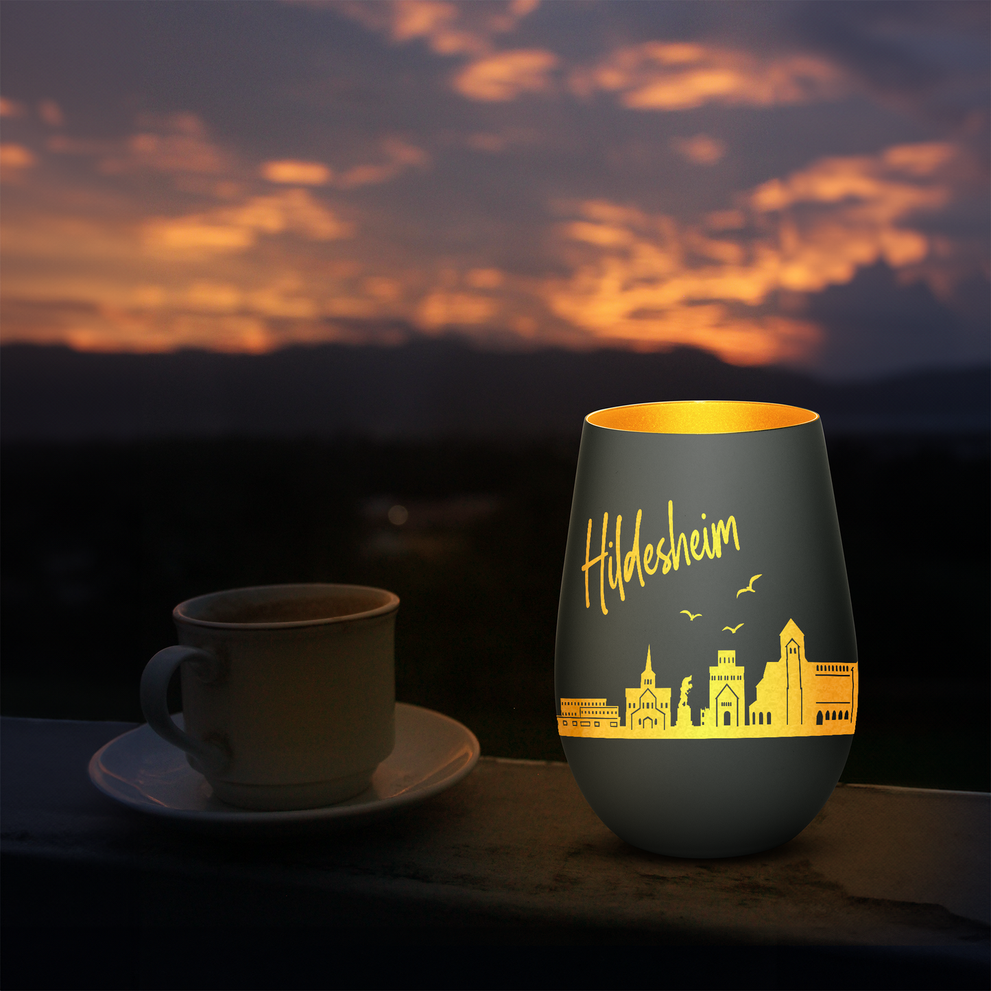 Hochwertiges Glas Windlicht mit Gravur "SKYLINE HILDESHEIM" in der Farbe Schwarz/Gold