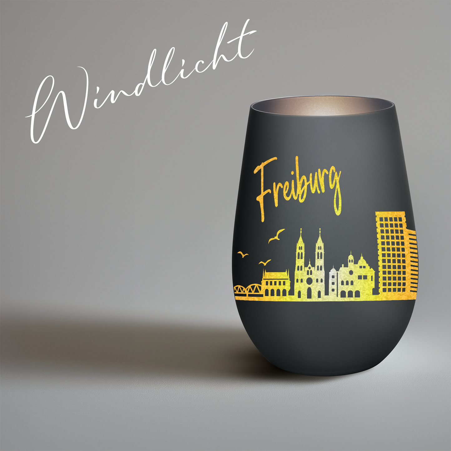 Hochwertiges Glas Windlicht mit Gravur "SKYLINE FREIBURG" in der Farbe Schwarz/Silber
