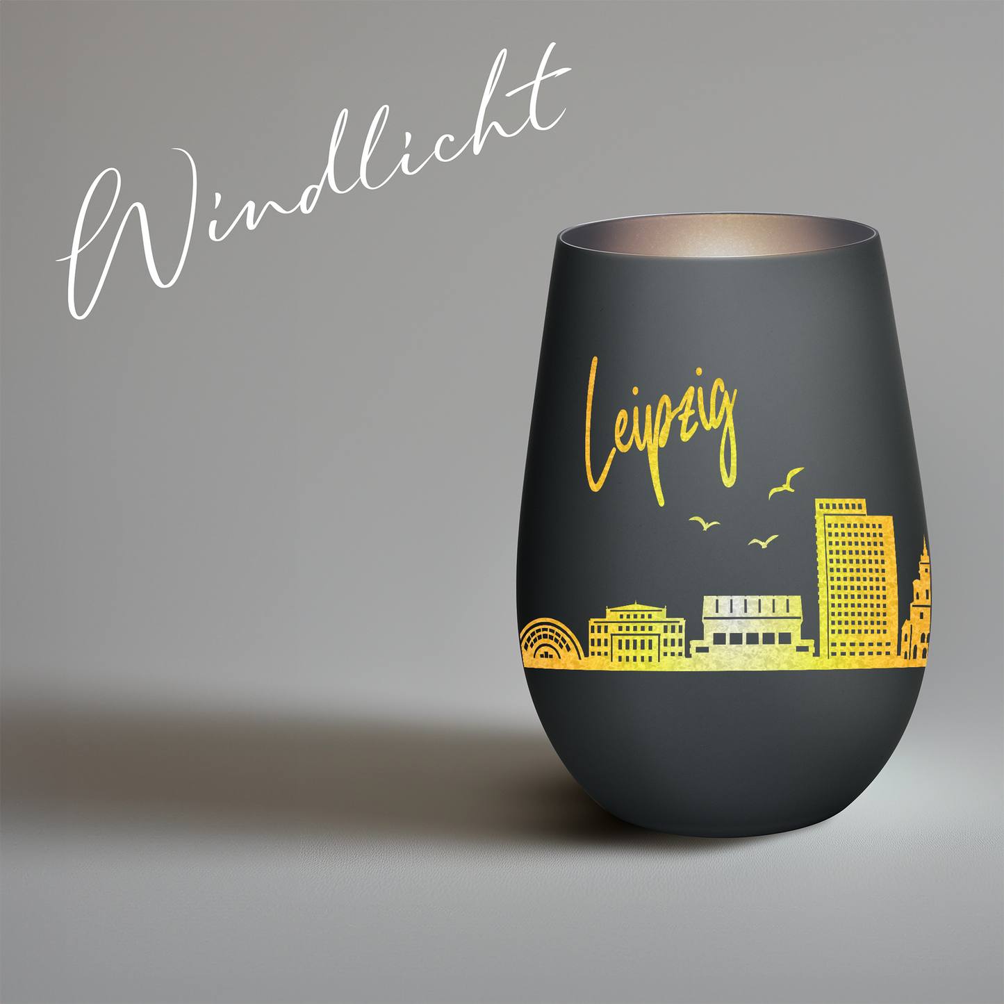 Hochwertiges Glas Windlicht mit Gravur "SKYLINE LEIPZIG" in der Farbe Schwarz/Silber