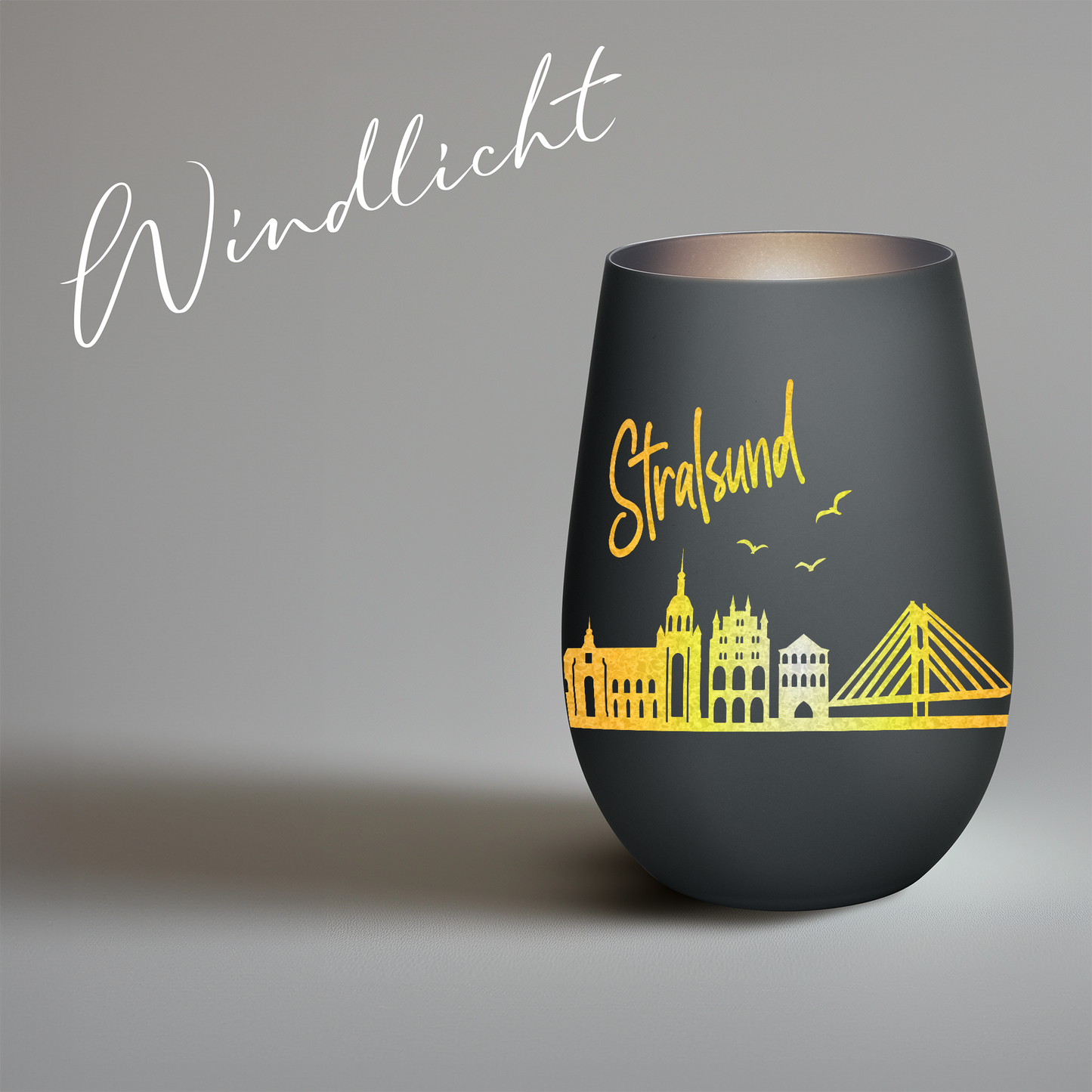 Hochwertiges Glas Windlicht mit Gravur "SKYLINE STRALSUND" in der Farbe Schwarz/Silber