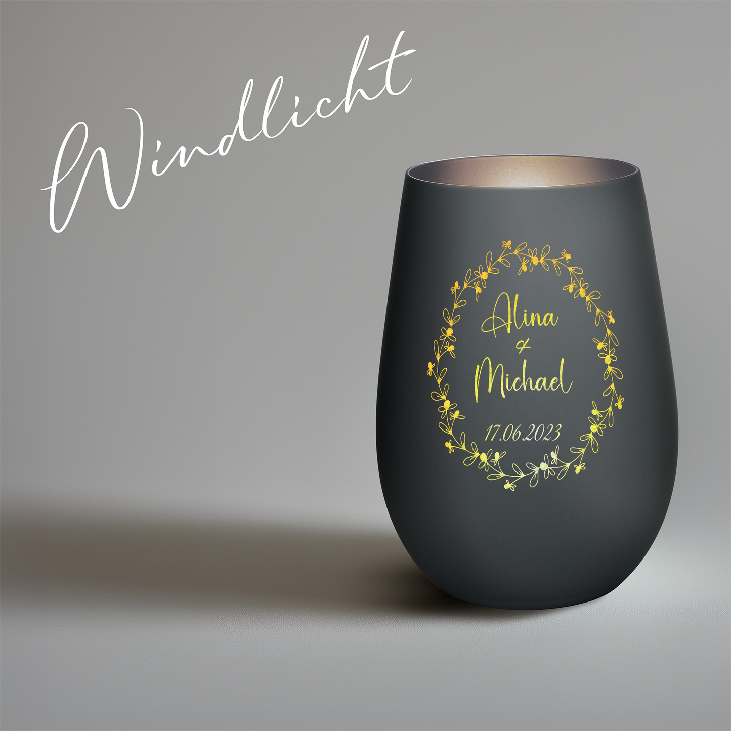 Hochwertiges Glas Windlicht mit Gravur "JAHRESTAG MIT BLUMENKRANZ" mit Wunschnamen und Datum in der Farbe Schwarz/Silber