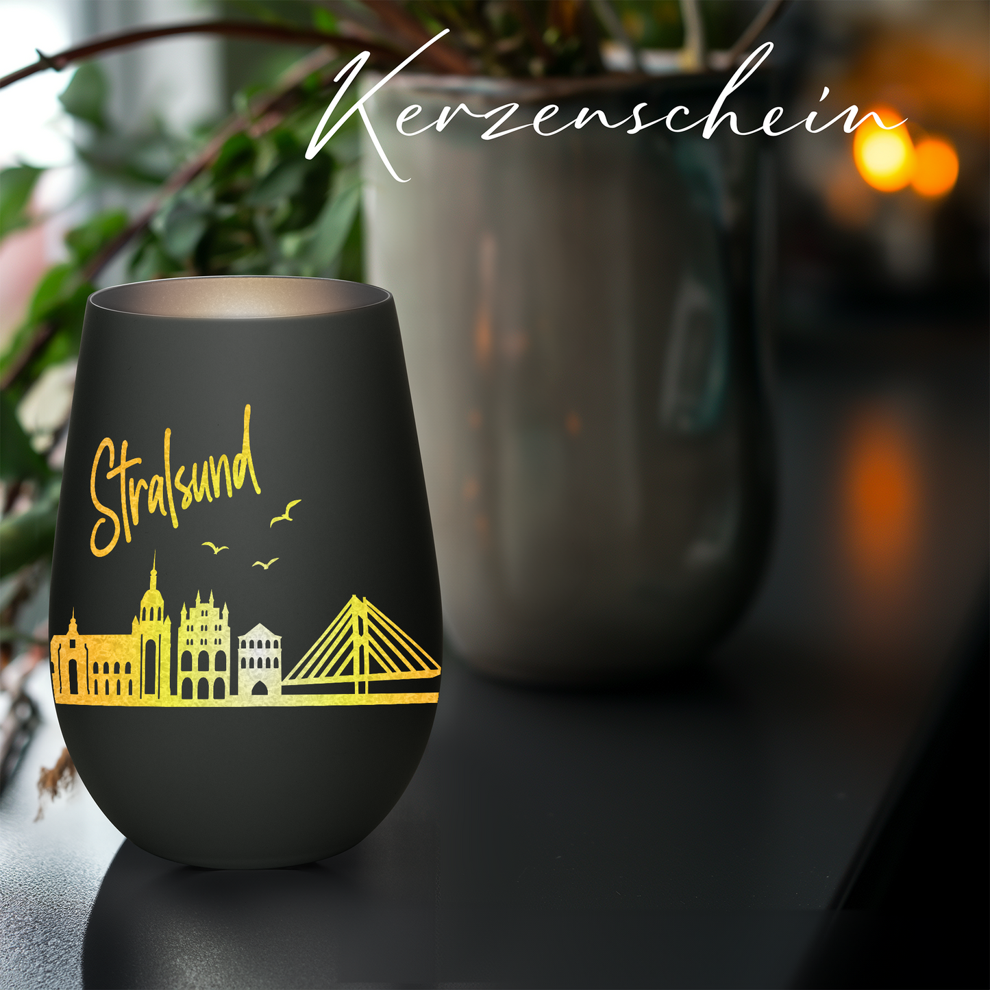 Hochwertiges Glas Windlicht mit Gravur "SKYLINE STRALSUND" in der Farbe Schwarz/Silber