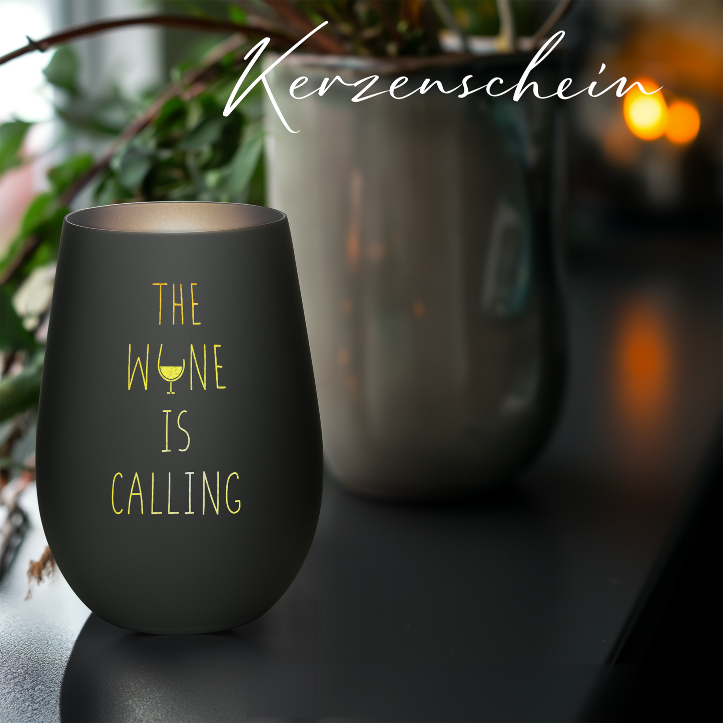 Hochwertiges Glas Windlicht mit Gravur "THE WINE IS CALLING" in der Farbe Schwarz/Silber