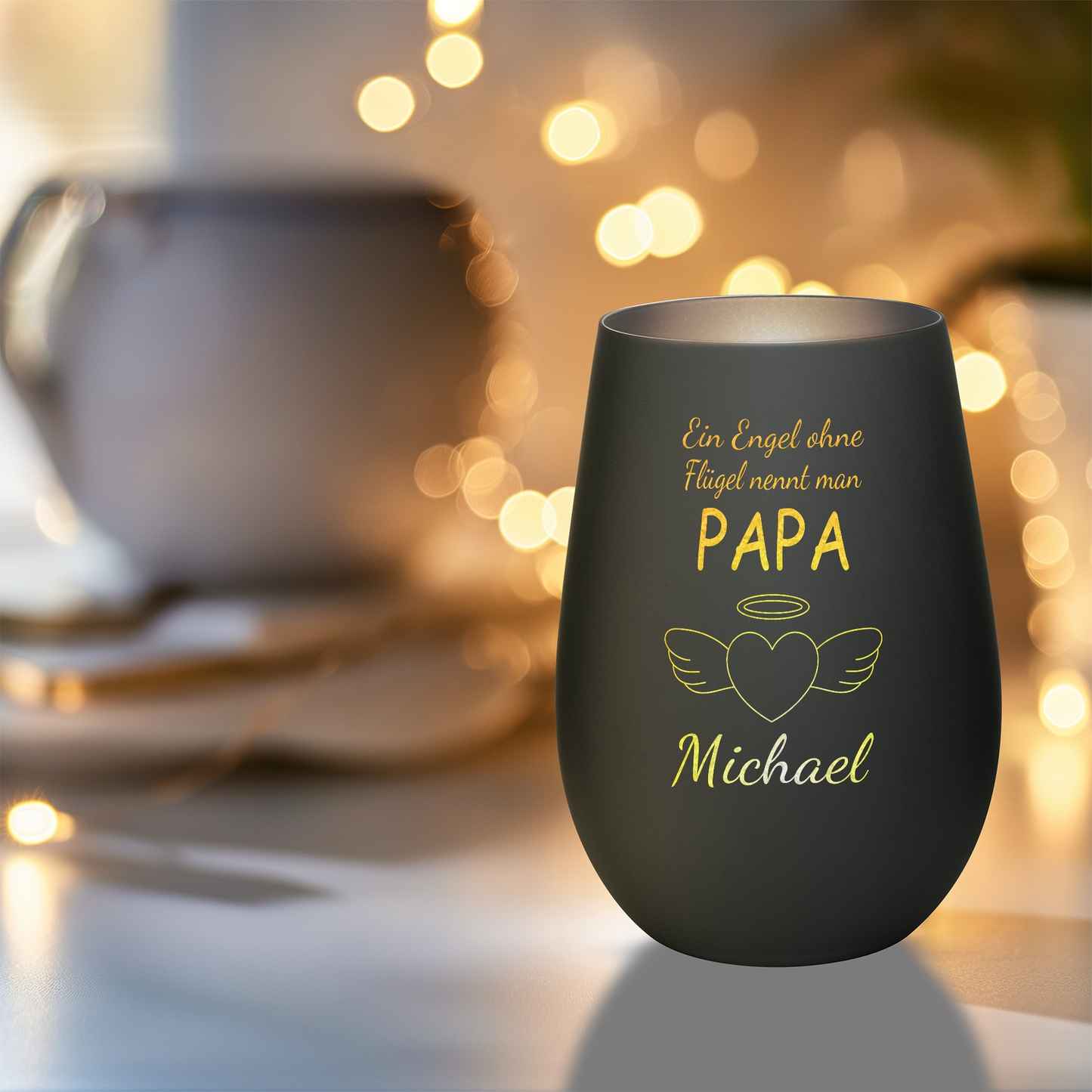 Hochwertiges Glas Windlicht mit Gravur "EIN ENGEL OHNE FLÜGEL NENNT MAN PAPA" mit Wunschname in der Farbe Schwarz/Silber