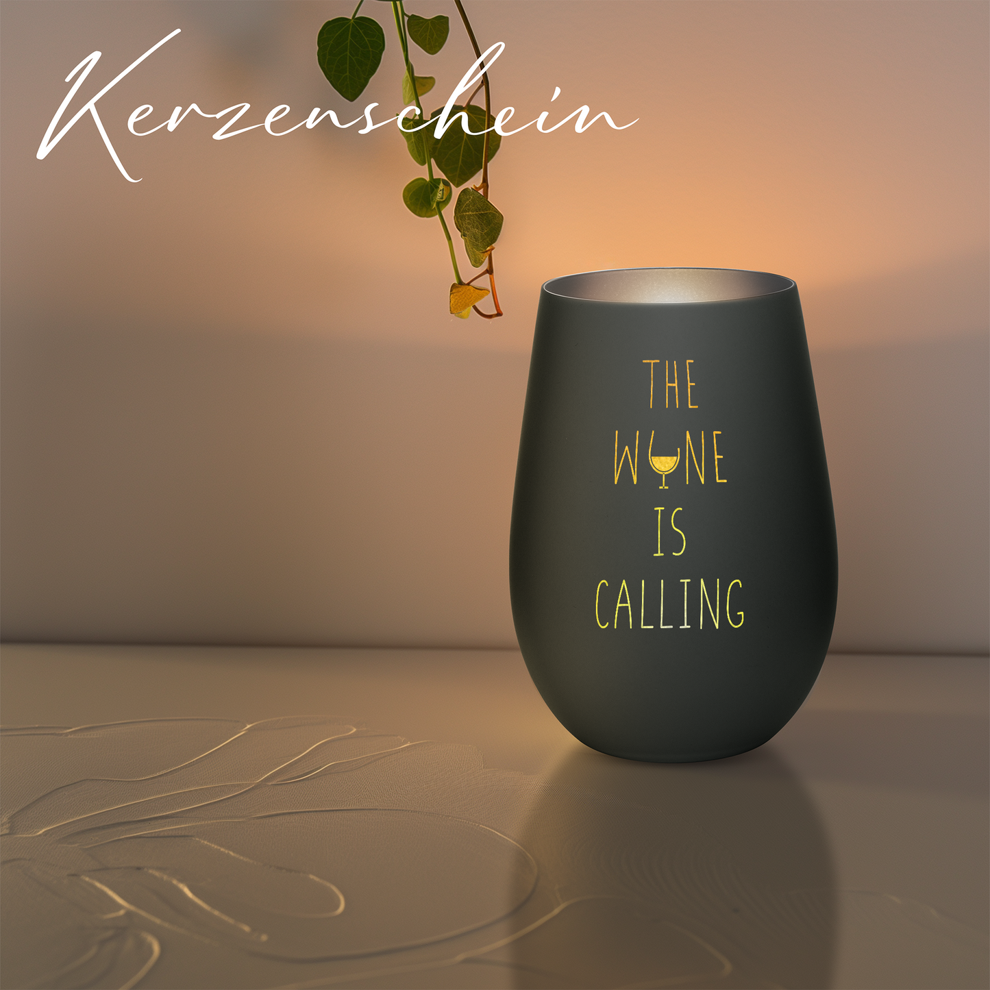 Hochwertiges Glas Windlicht mit Gravur "THE WINE IS CALLING" in der Farbe Schwarz/Silber
