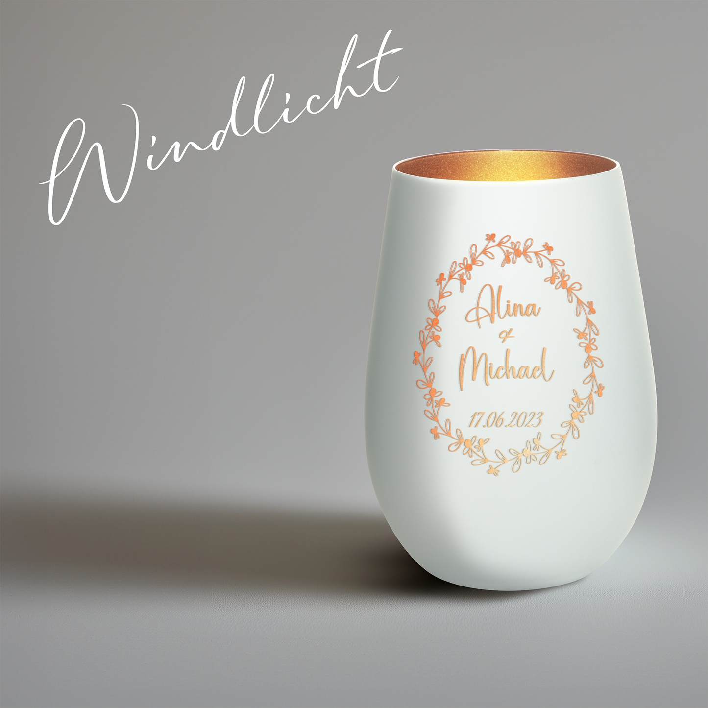 Hochwertiges Glas Windlicht mit Gravur "JAHRESTAG MIT BLUMENKRANZ" mit Wunschnamen und Datum in der Farbe Weiß/Bronze