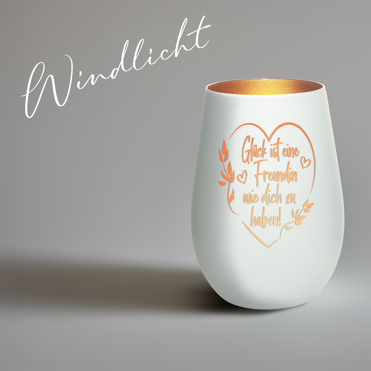 Hochwertiges Glas Windlicht mit Gravur "GLÜCK IST EINE FREUNDIN MIT HERZ" in der Farbe Weiß/Bronze
