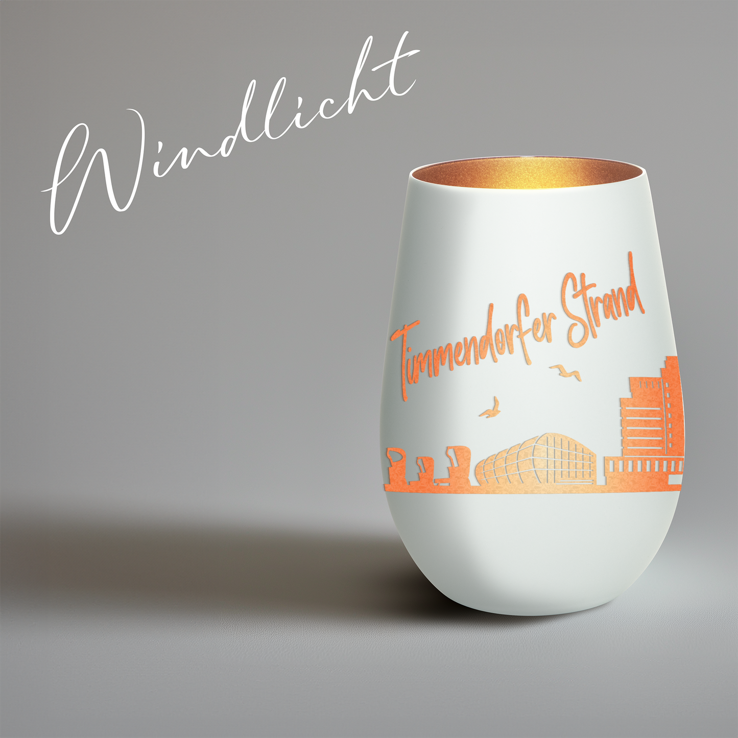 Hochwertiges Glas Windlicht mit Gravur "SKYLINE TIMMENDORFER STRAND" in der Farbe Weiß/Bronze