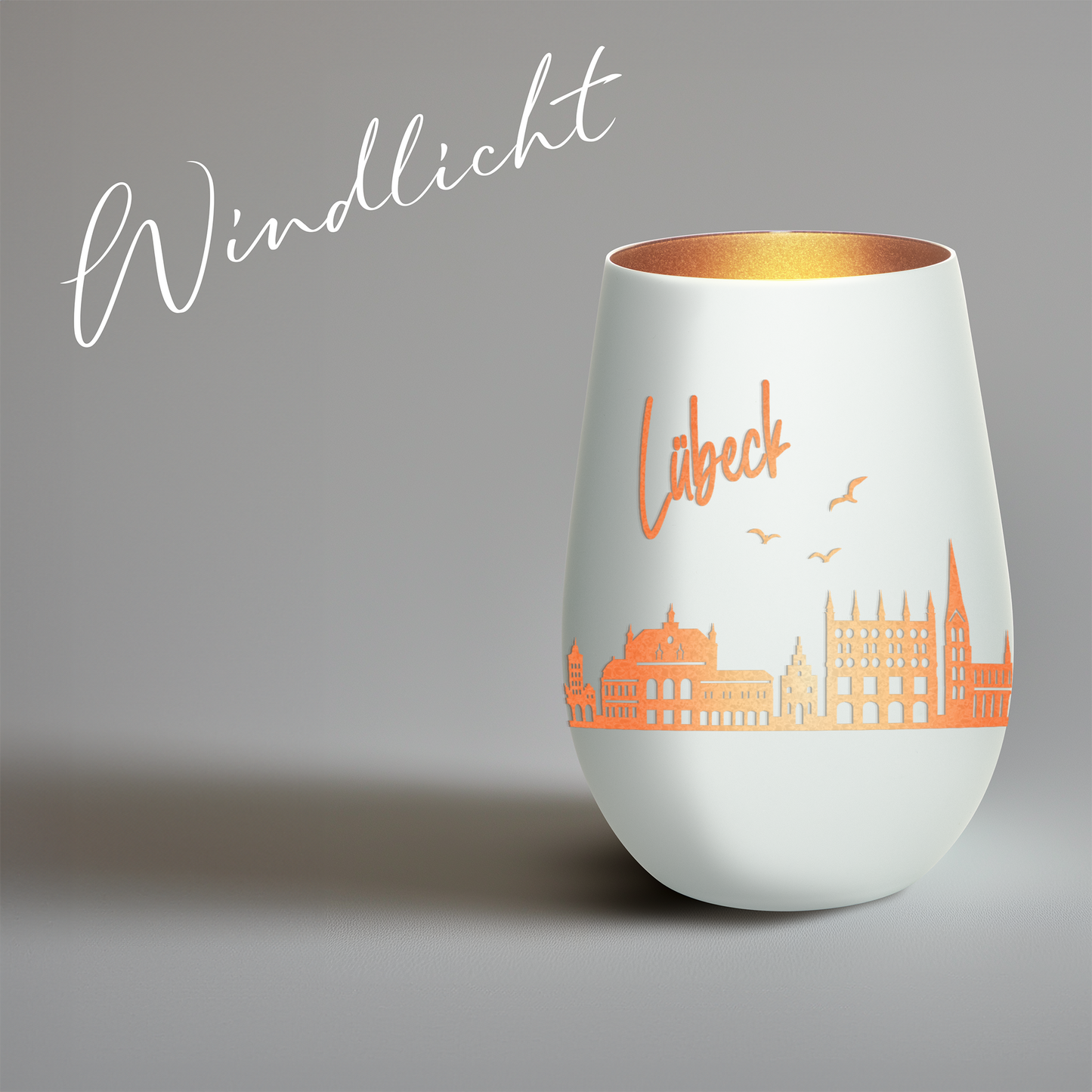 Hochwertiges Glas Windlicht mit Gravur "SKYLINE LÜBECK" in der Farbe Weiß/Bronze