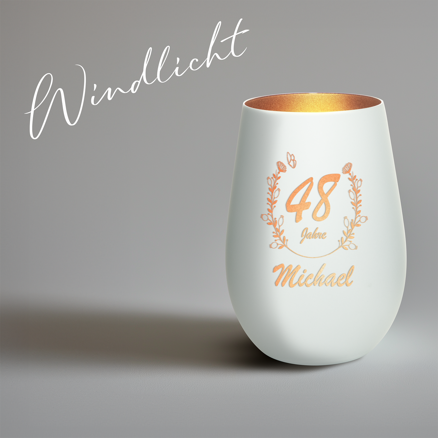 Hochwertiges Glas Windlicht mit Gravur "GEBURTSTAG MIT BLUMENKRANZ" mit Wunschnamen und Datum in der Farbe Weiß/Bronze