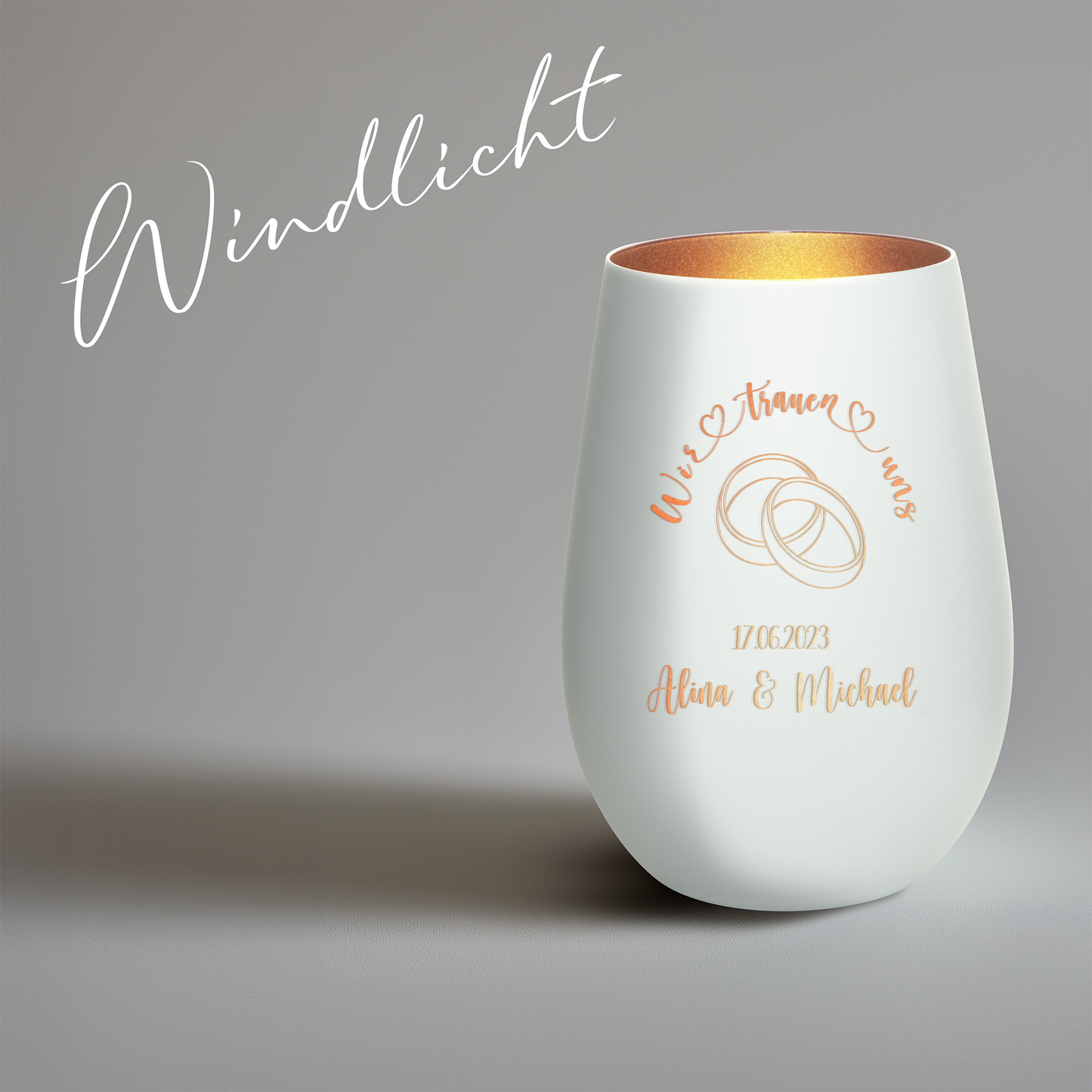 Hochwertiges Glas Windlicht mit Gravur "WIR TRAUEN UNS" Motiv Hochzeitsringe mit Wunschnamen und Datum in der Farbe Weiß/Bronze