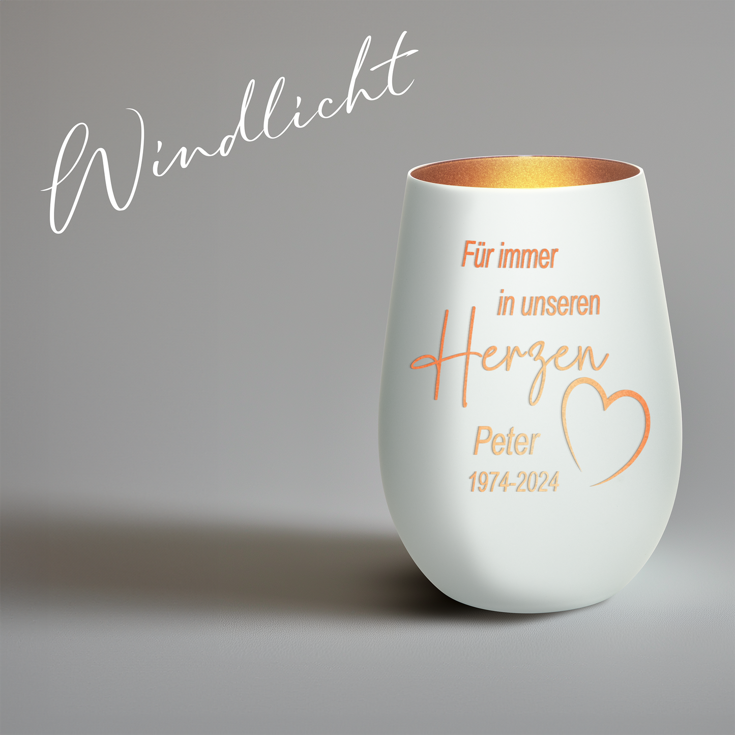 Hochwertiges Glas Windlicht mit Gravur als Trauerlicht "FÜR IMMER IN UNSEREN HERZEN" mit Wunschname in der Farbe Weiß/Bronze