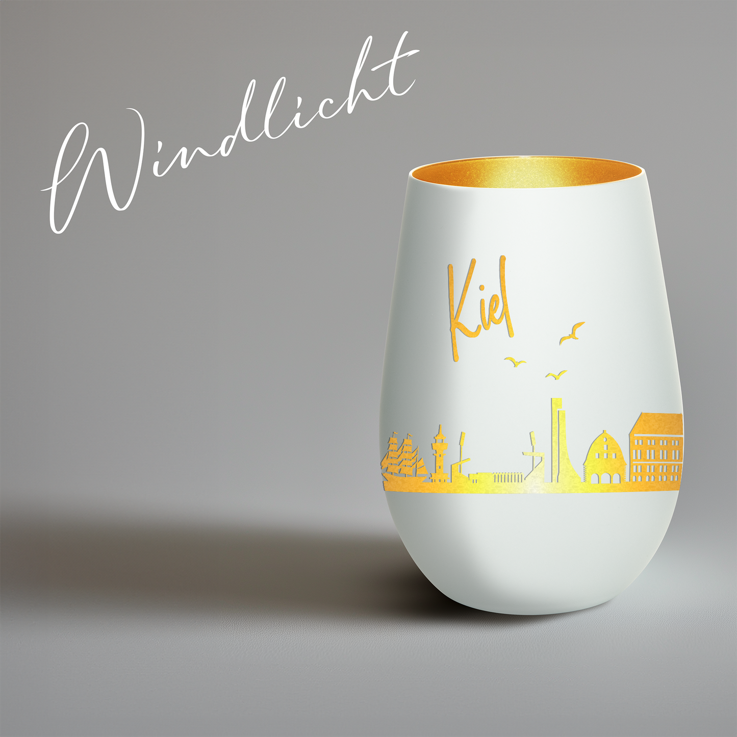 Hochwertiges Glas Windlicht mit Gravur "SKYLINE KIEL" in der Farbe Weiß/Gold